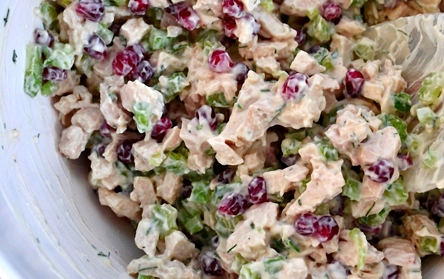 Фото к рецепту: Салат из шампиньонов и копчёной курицы