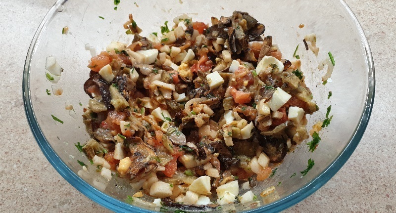 Фото к рецепту: Салат из запеченных баклажанов и помидорами