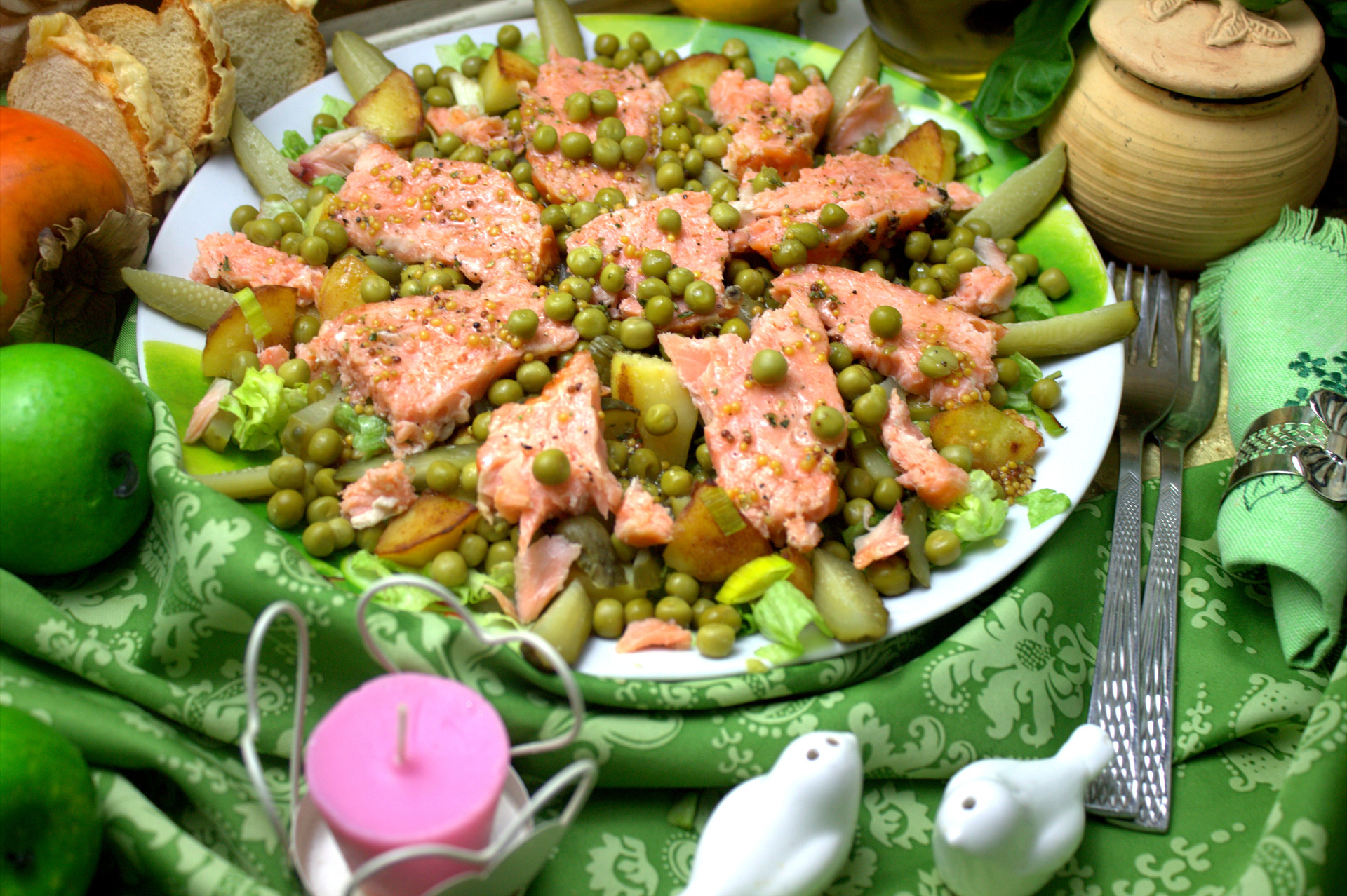 Фото к рецепту: Тёплый салат с жареным картофелем и лососем