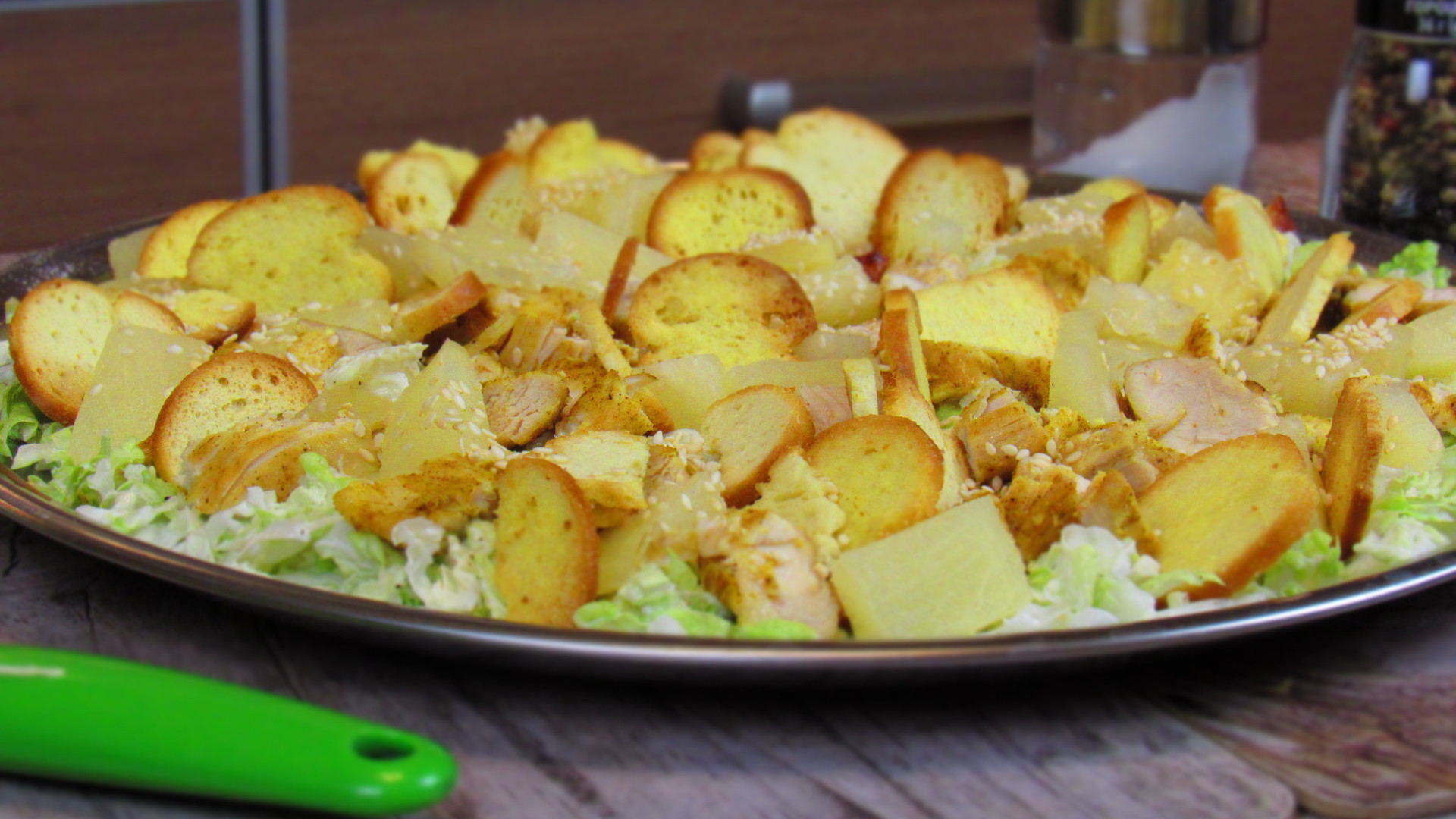 Фото к рецепту: Салат с пекинской капустой, курицей и ананасом