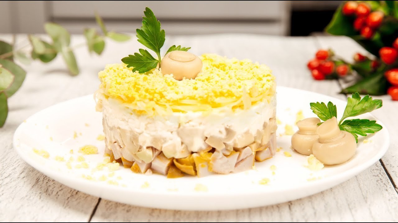 Фото к рецепту: Слоеный салат с копчёной курицей и грибами