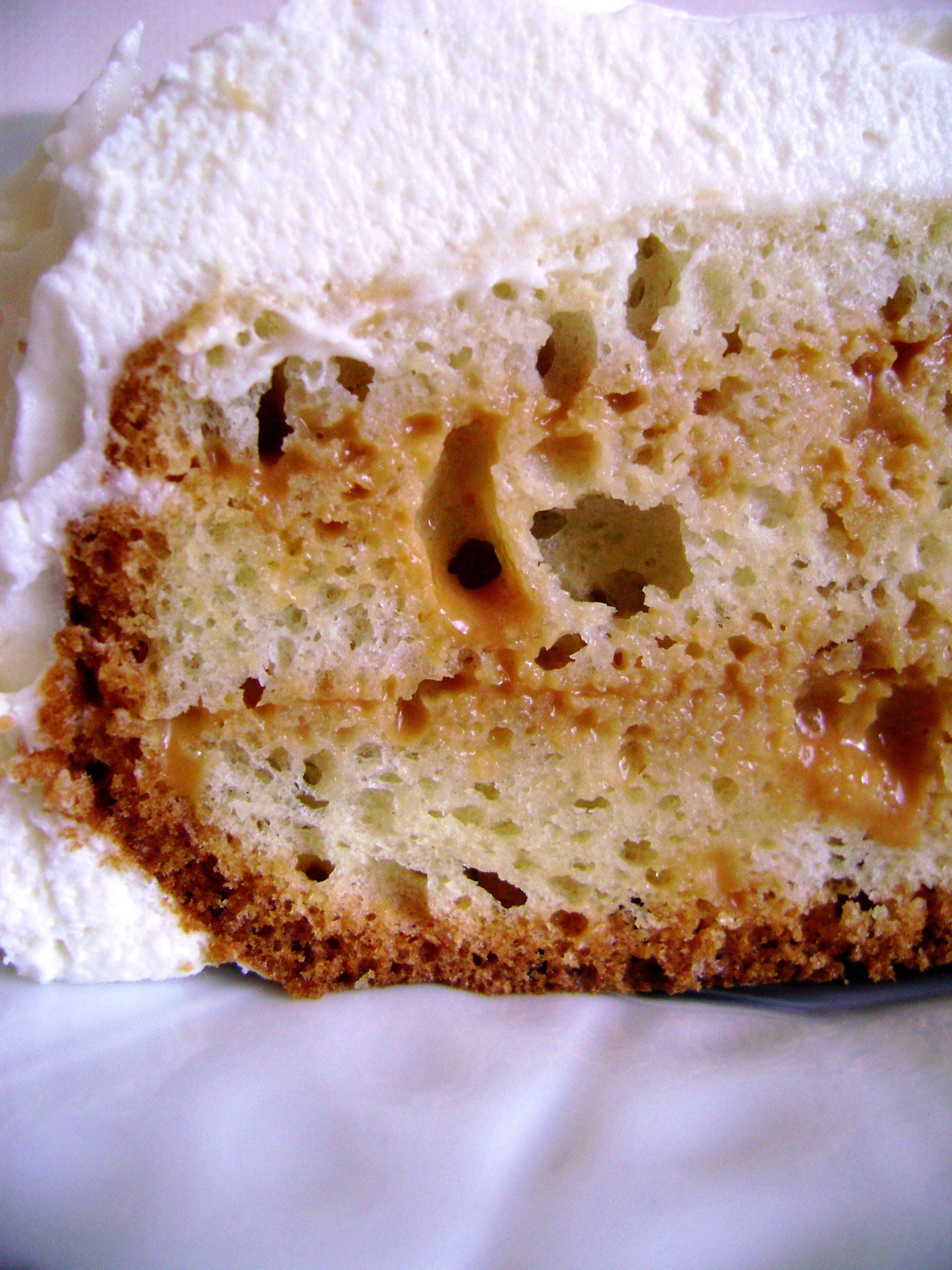 Бисквитный миндальный торт с итальянской белковой глазурью. воскресный обед в итальянском стиле