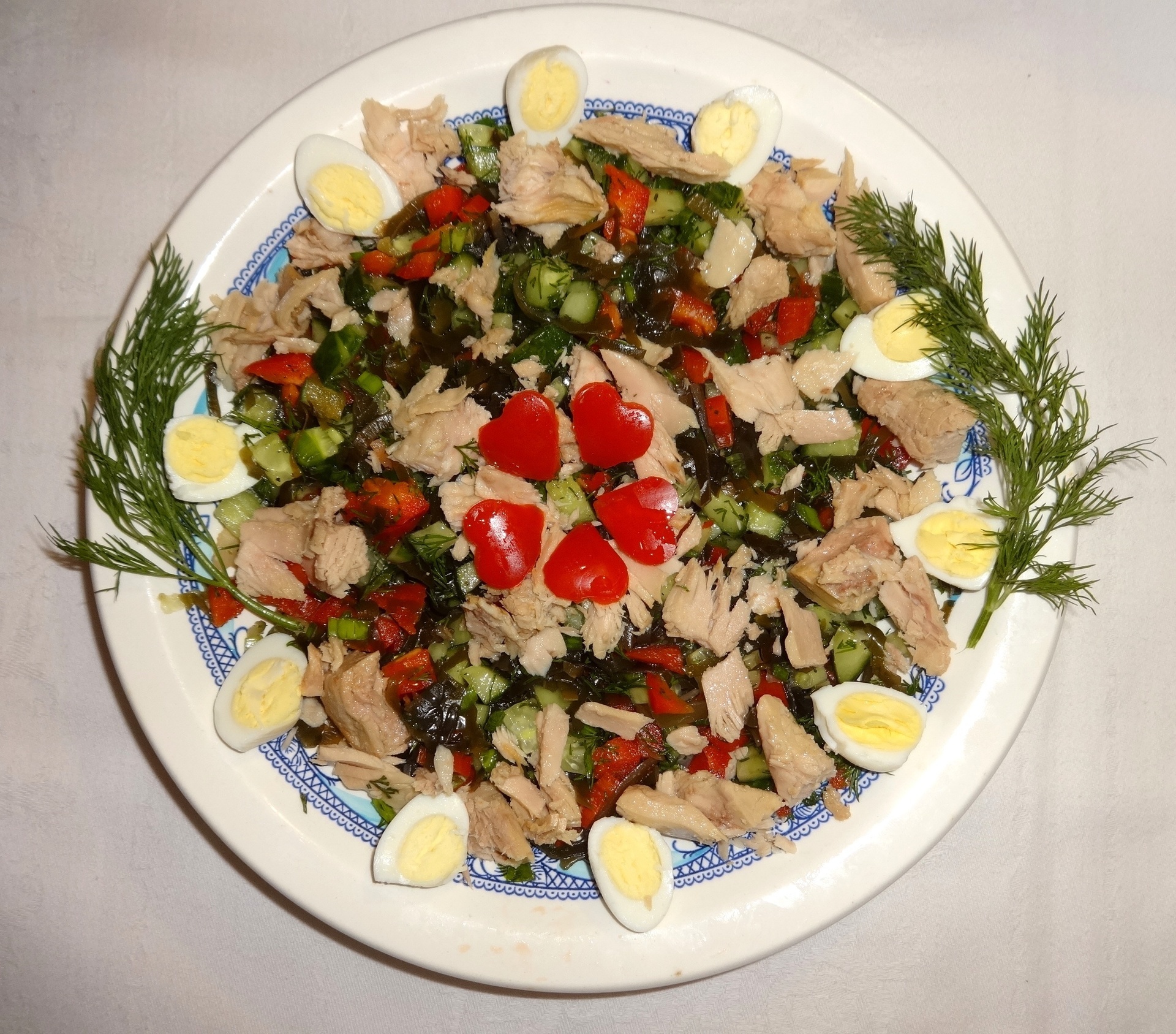 Фото к рецепту: Салат с овощами, тунцом и морской капустой