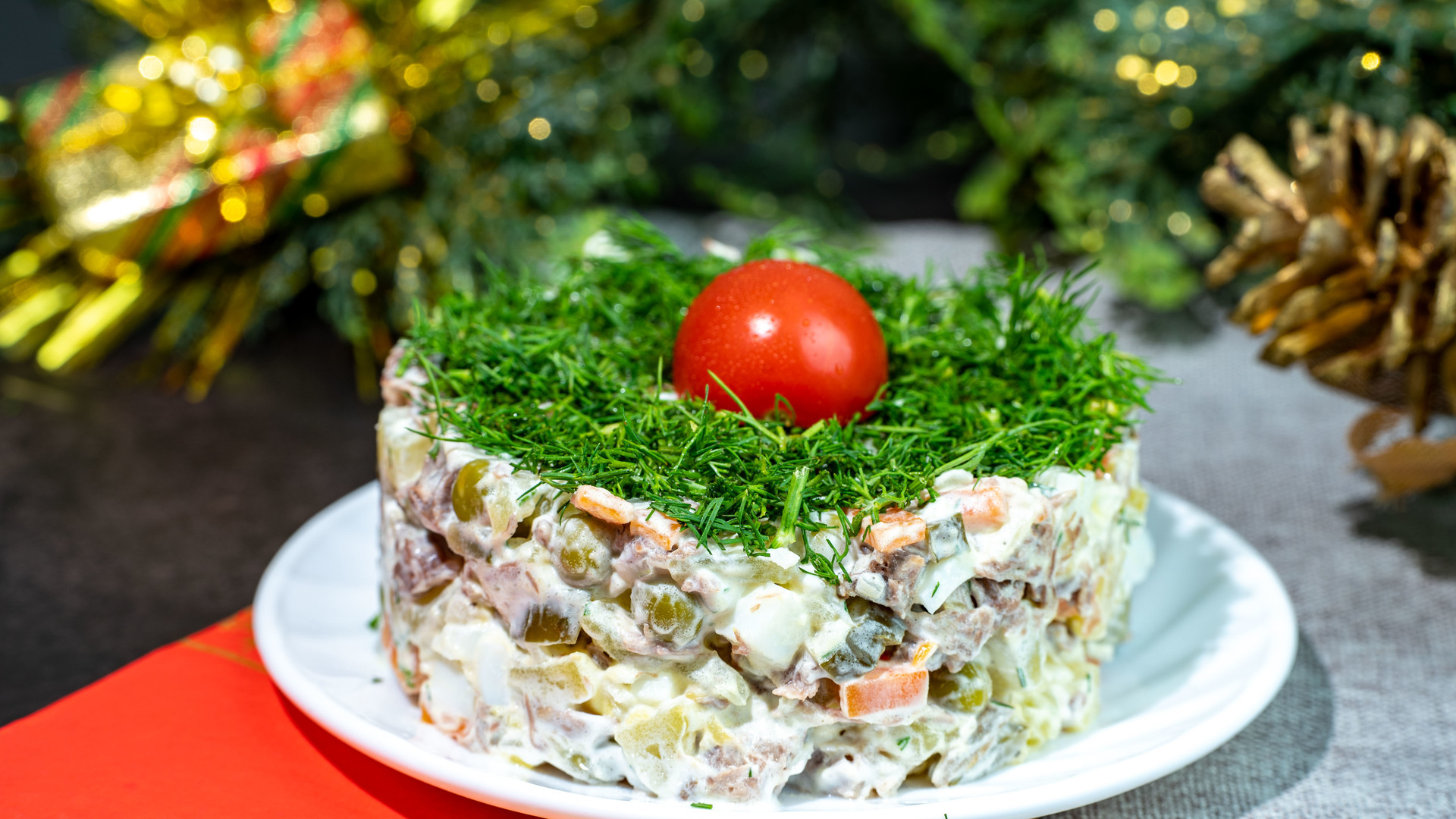 Фото к рецепту: Салат «оливье» с говядиной и овощами в сметанно-майонезном соусе