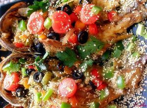 Фото к рецепту: Рыба с помидорами черри и маслинами запеченая в духовке
