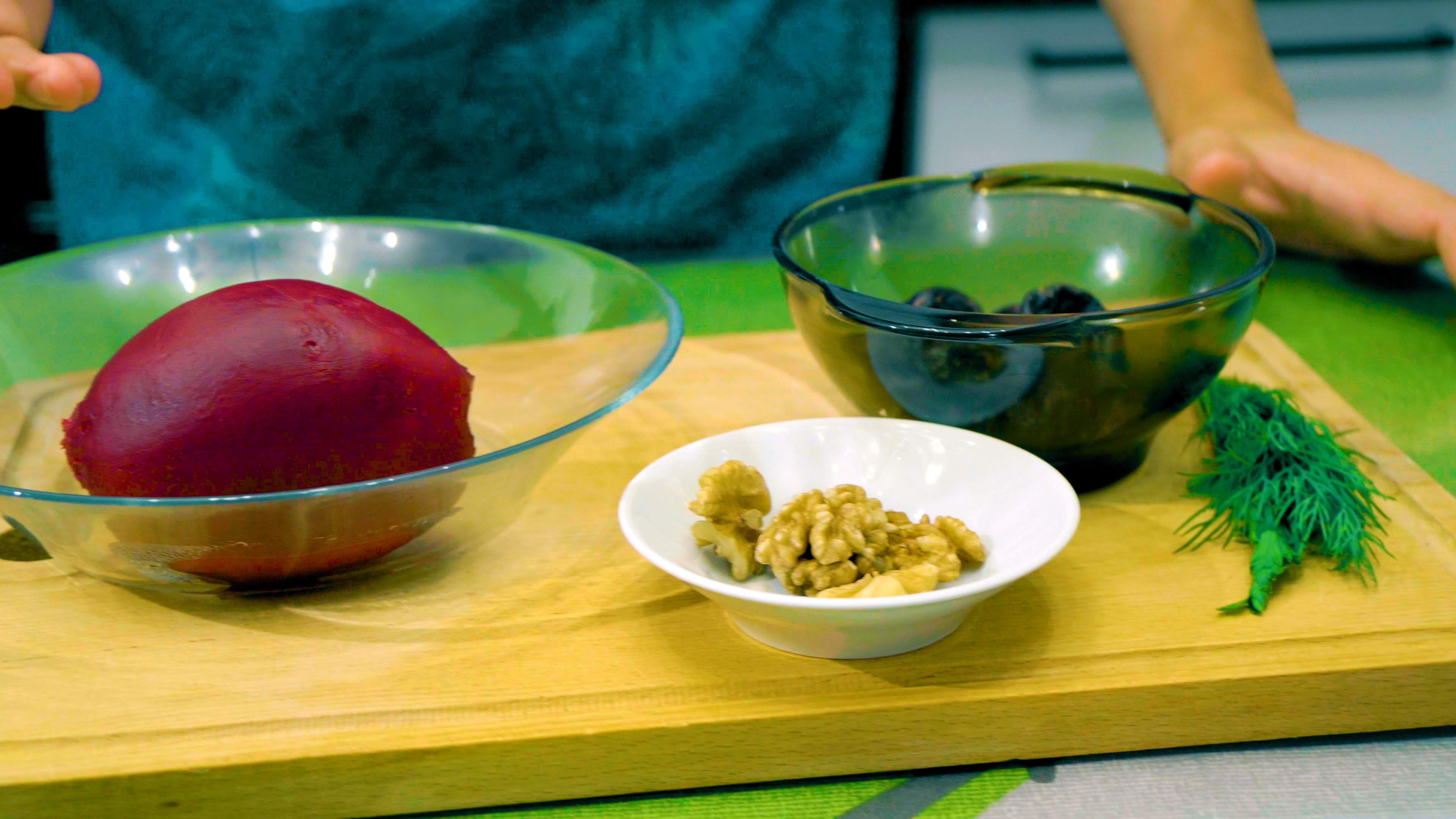 Закусочный свекольный салат с орехом и черносливом: шаг 1