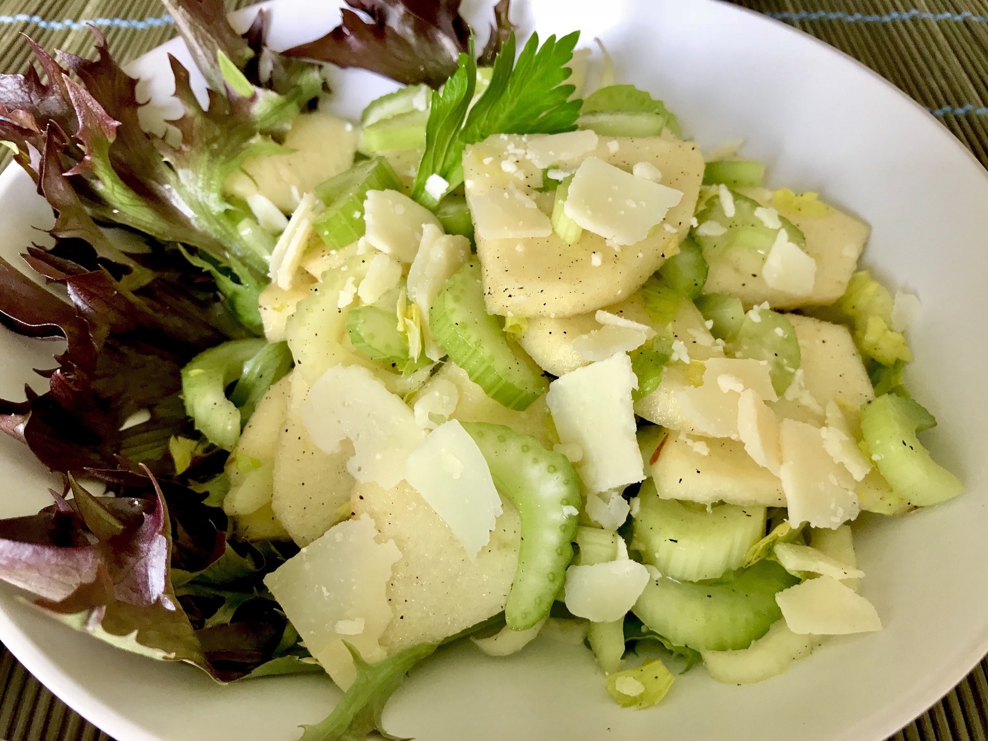 Фото к рецепту: Салат из сельдерея и яблок