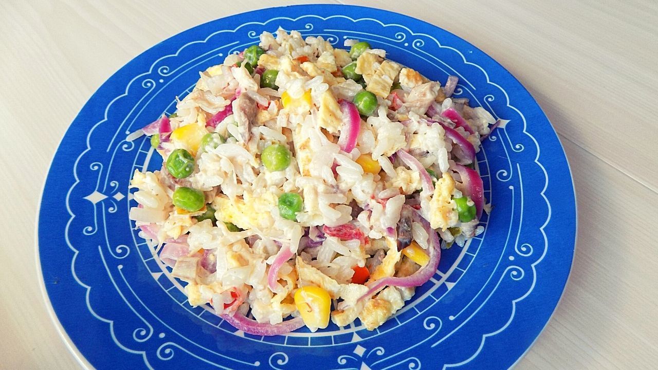 Фото к рецепту: Салат с курицей и "гавайской смесью" овощей