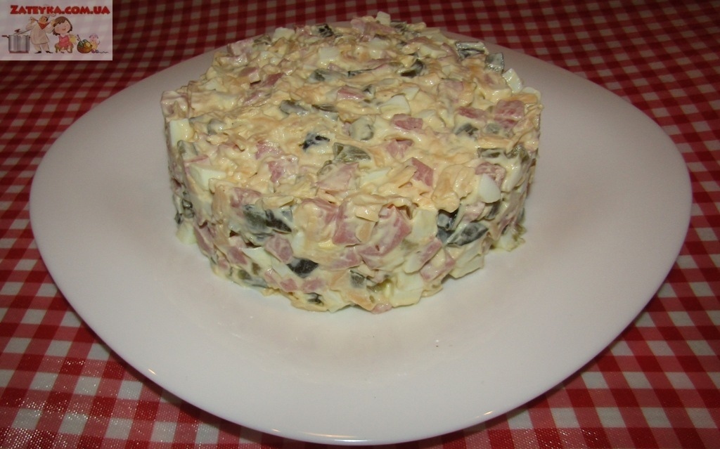 Фото к рецепту: Салат с ветчиной и сыром «домашний»