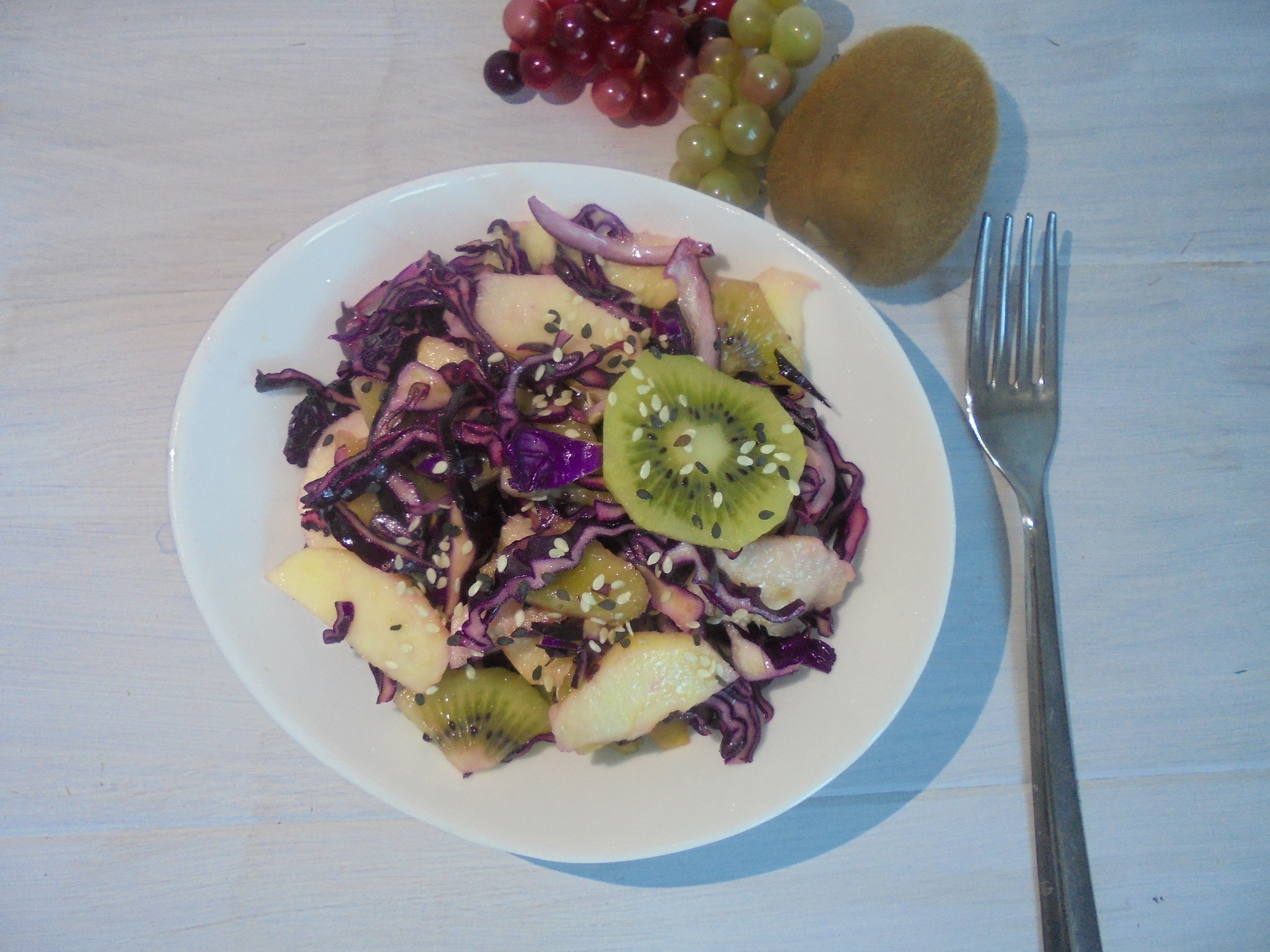 Фото к рецепту: Салат с краснокочанной капустой и киви #постныйстол