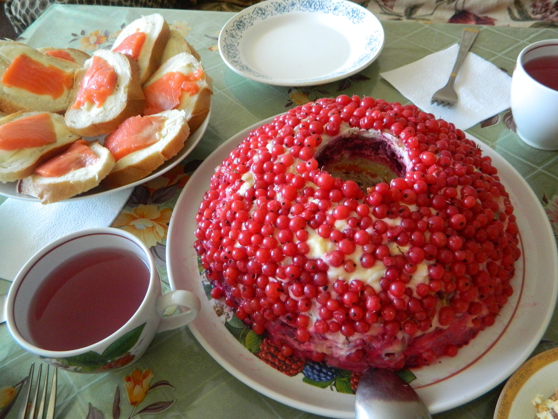 Фото к рецепту: салат "гранатовый браслет" с красной смородиной