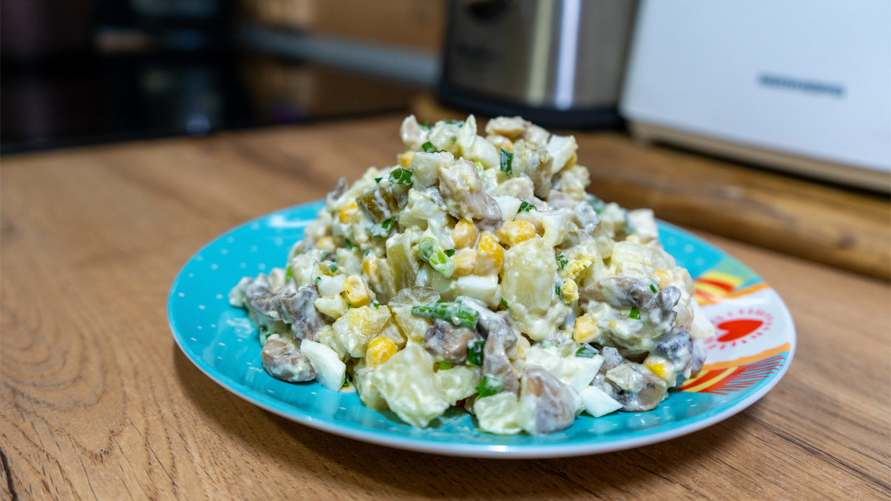 Фото к рецепту: Салат с куриной грудкой, грибами и кукурузой