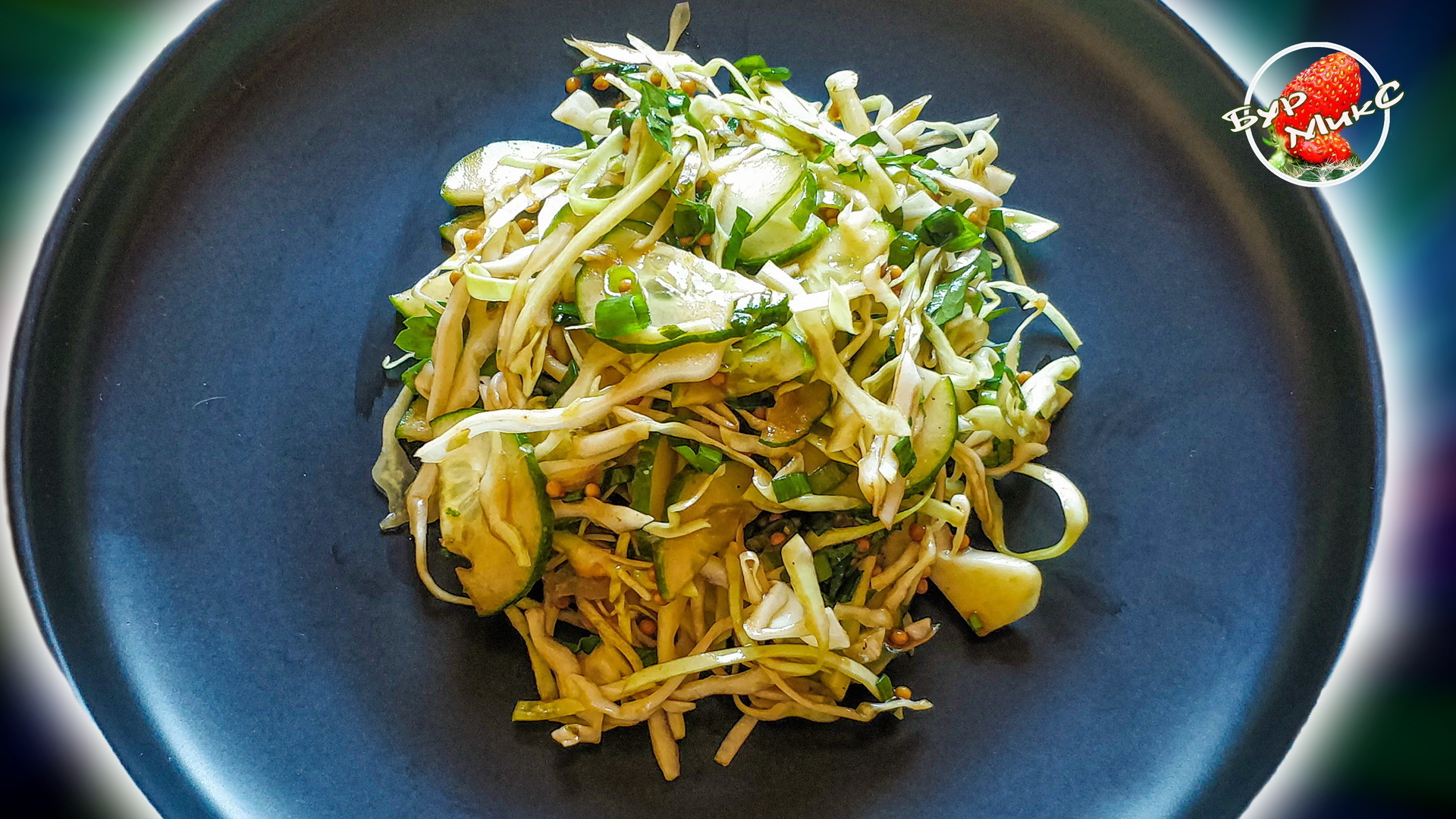 Фото к рецепту: Свежий салат из капусты и огурцов 