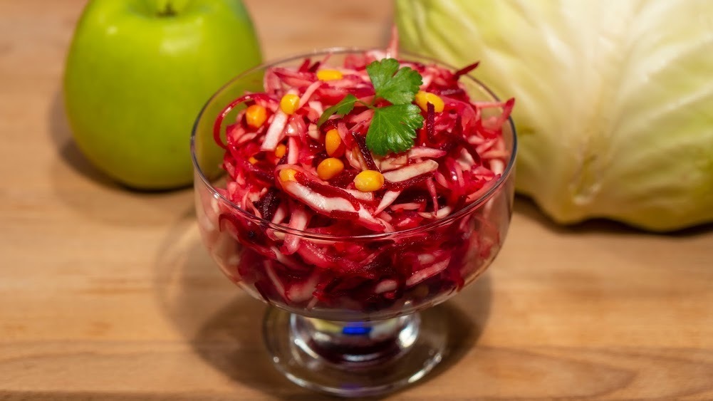 Фото к рецепту: Свекольный салат с сочной капустой