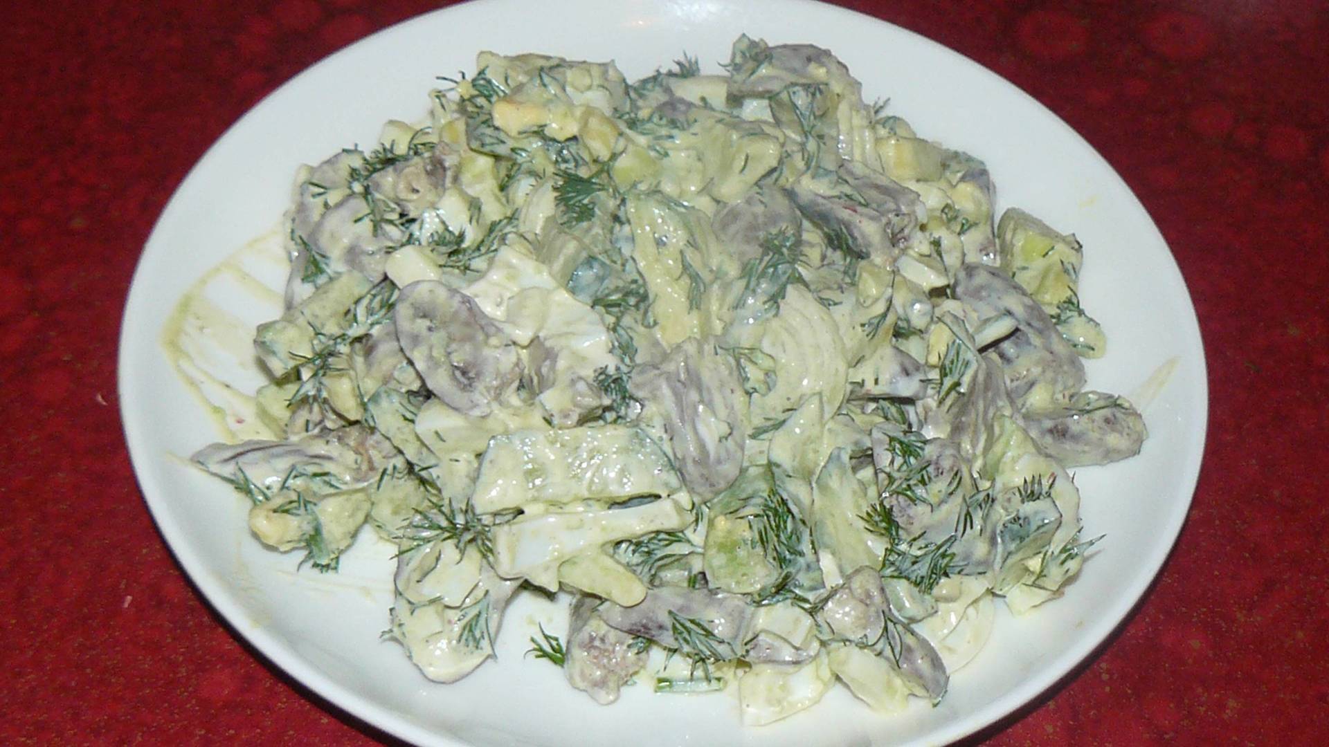 Фото к рецепту: Салат с куриными сердечками и авокадо