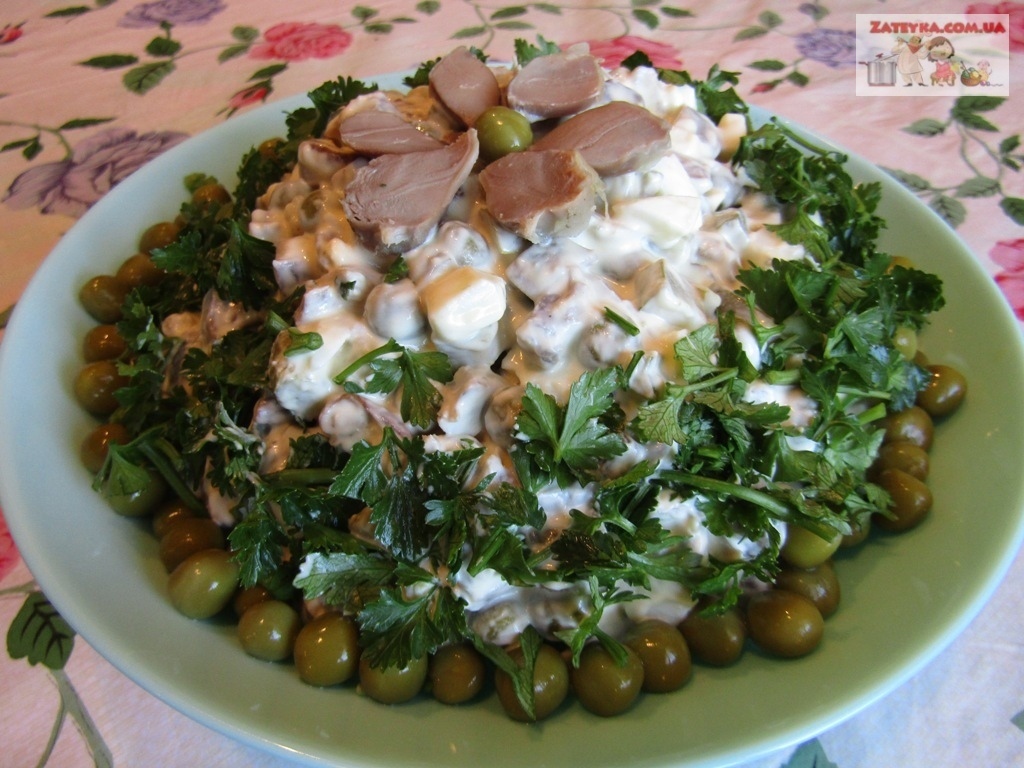 Фото к рецепту: Бюджетный салат с куриными желудками и жаренными грибами