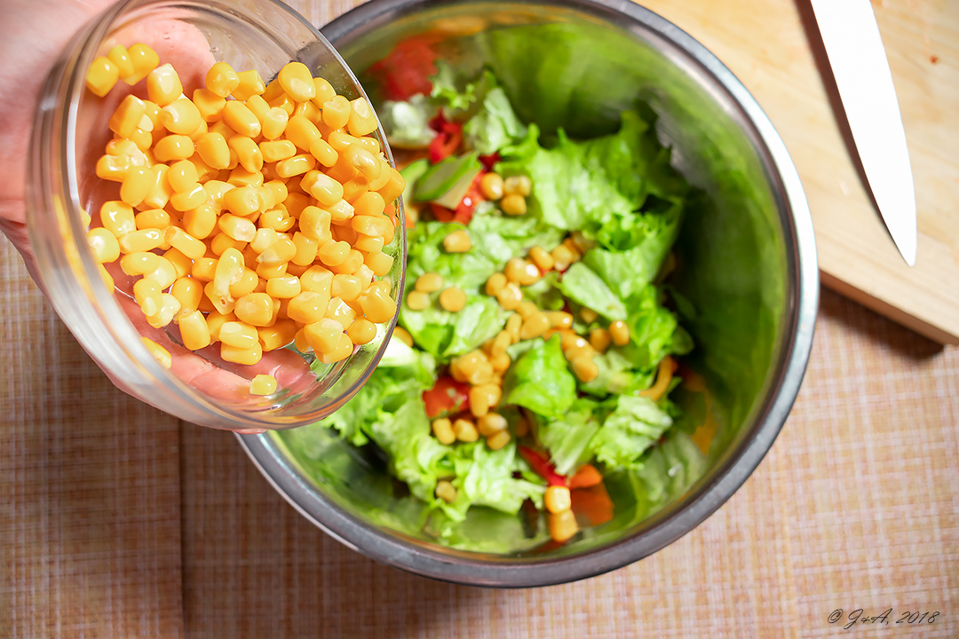 Салат с кукурузой, креветками и заправкой цезарь: шаг 13