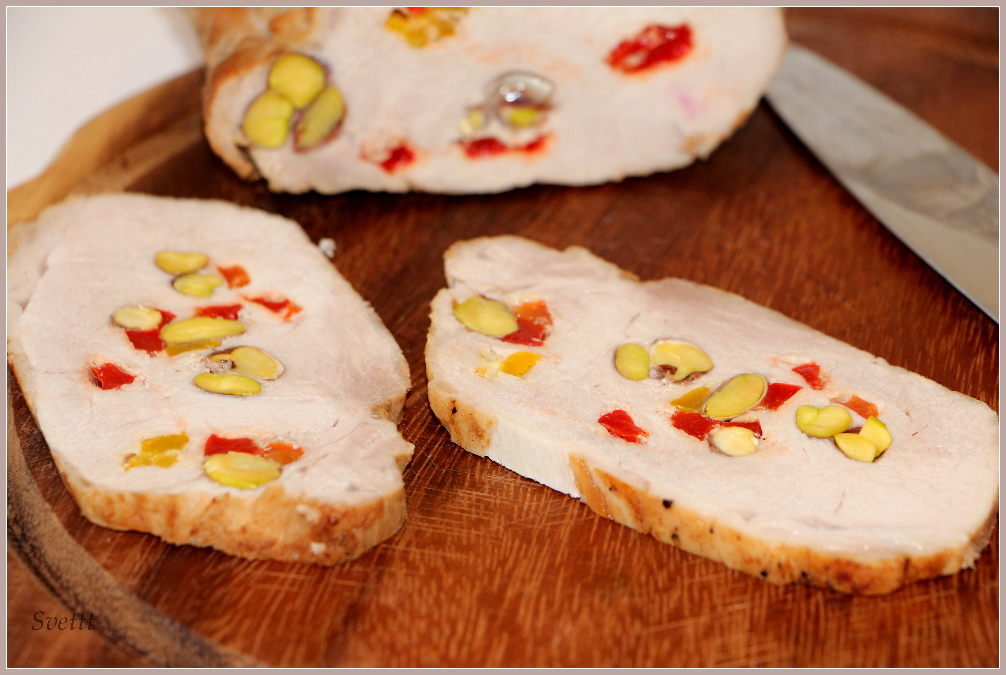 Свиной карбонад шпигованный сладким перцем и фисташками, на бутерброд или просто так: шаг 8