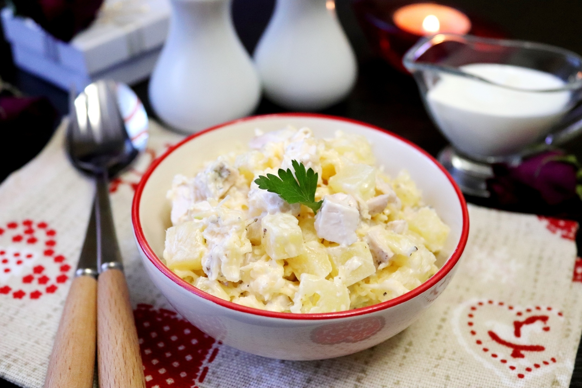 Фото к рецепту: Салат из курицы, ананаса и сыра