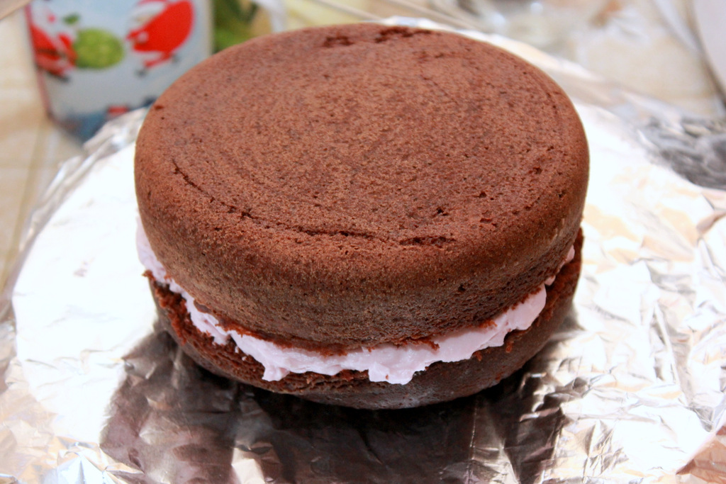 Шоколадный торт с творожно-смородиновым кремом : шаг 12