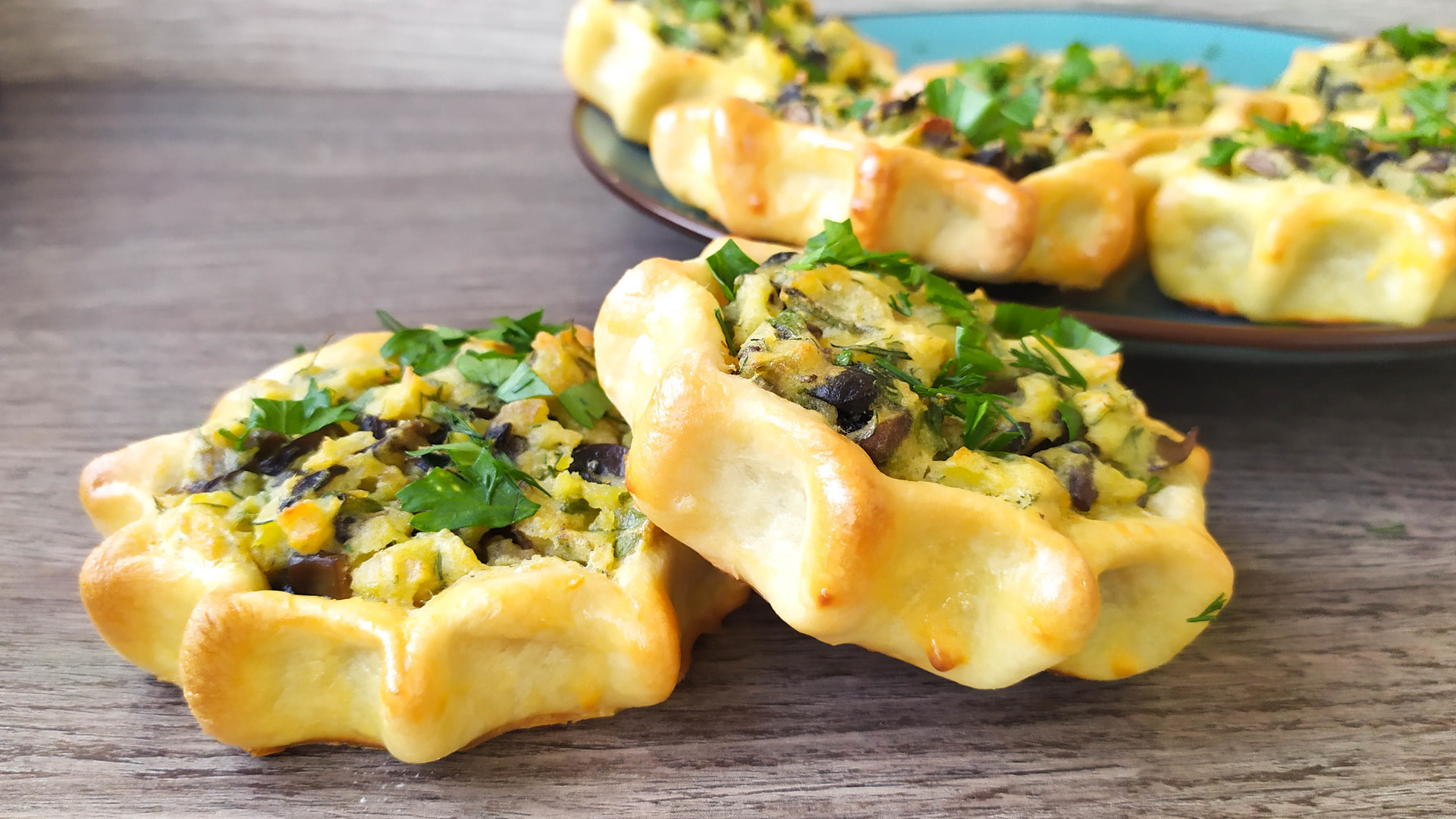 Фото к рецепту: Карельские пирожки калитки с картошкой, грибами и зеленью