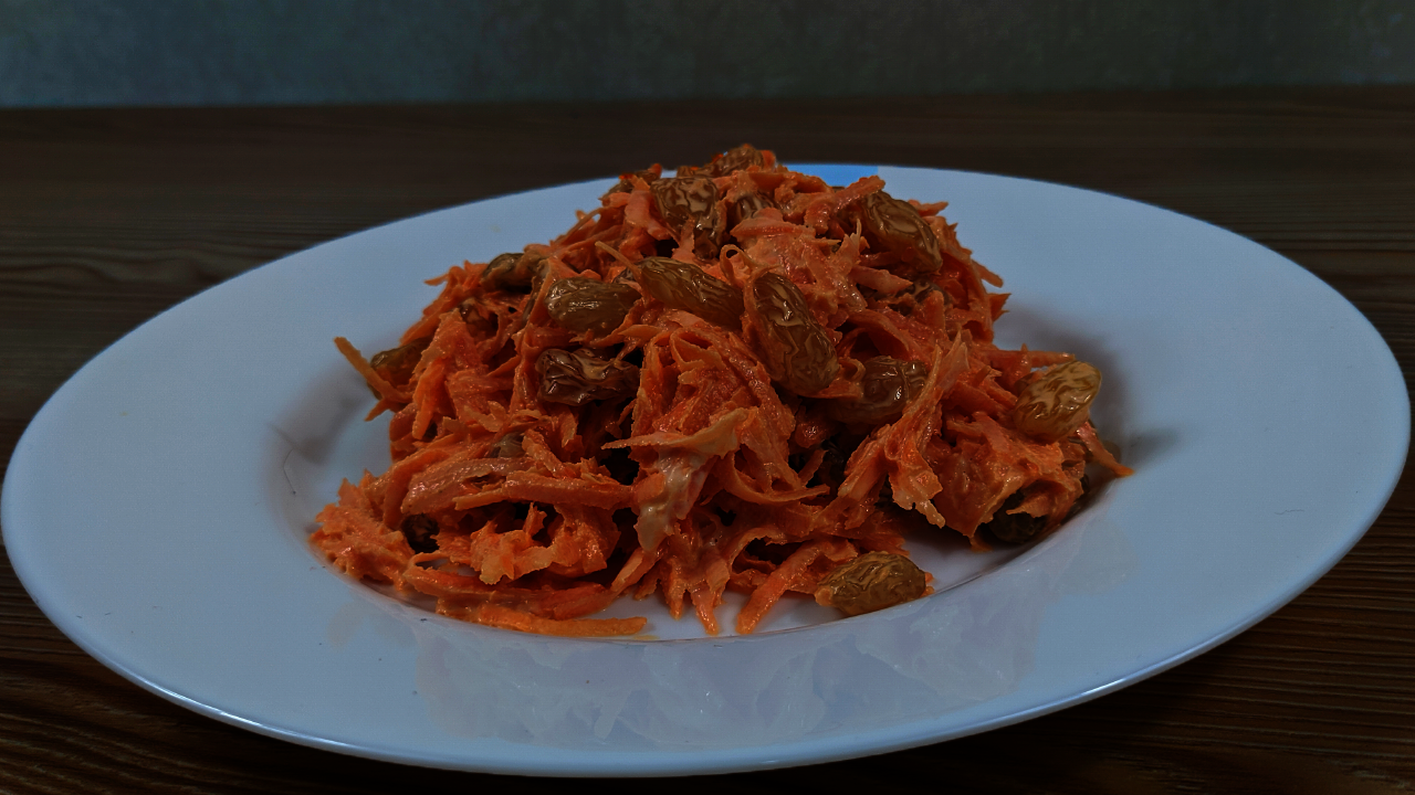 Фото к рецепту: Фантастический салат из моркови с изюмом