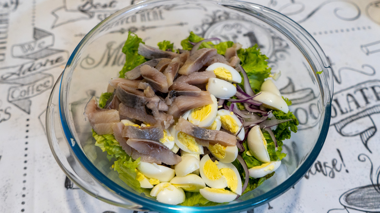 Фото к рецепту: Салат с селедкой и перепелиными яйцами