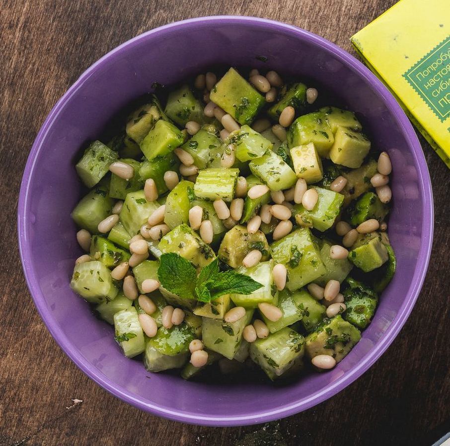Фото к рецепту: Зеленый салат с кедровыми орехами