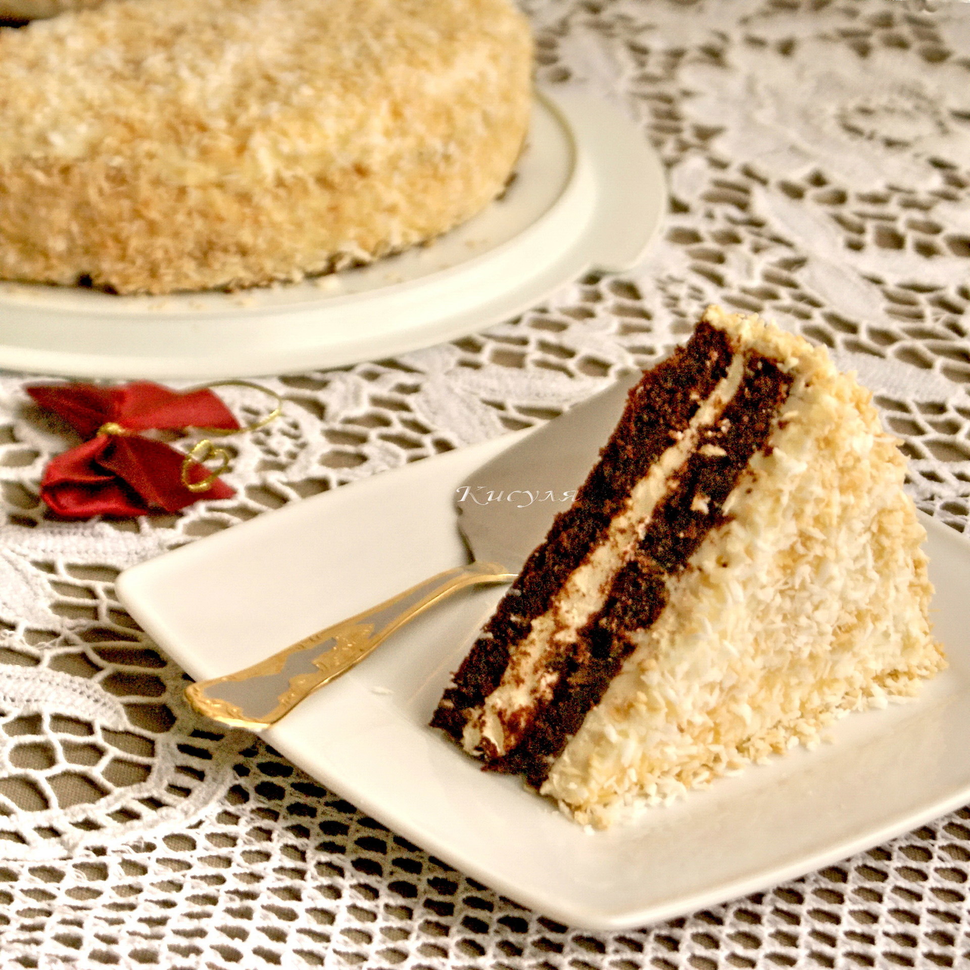 Фото к рецепту: Шоколадный торт с миндальной глазурью и кокосом