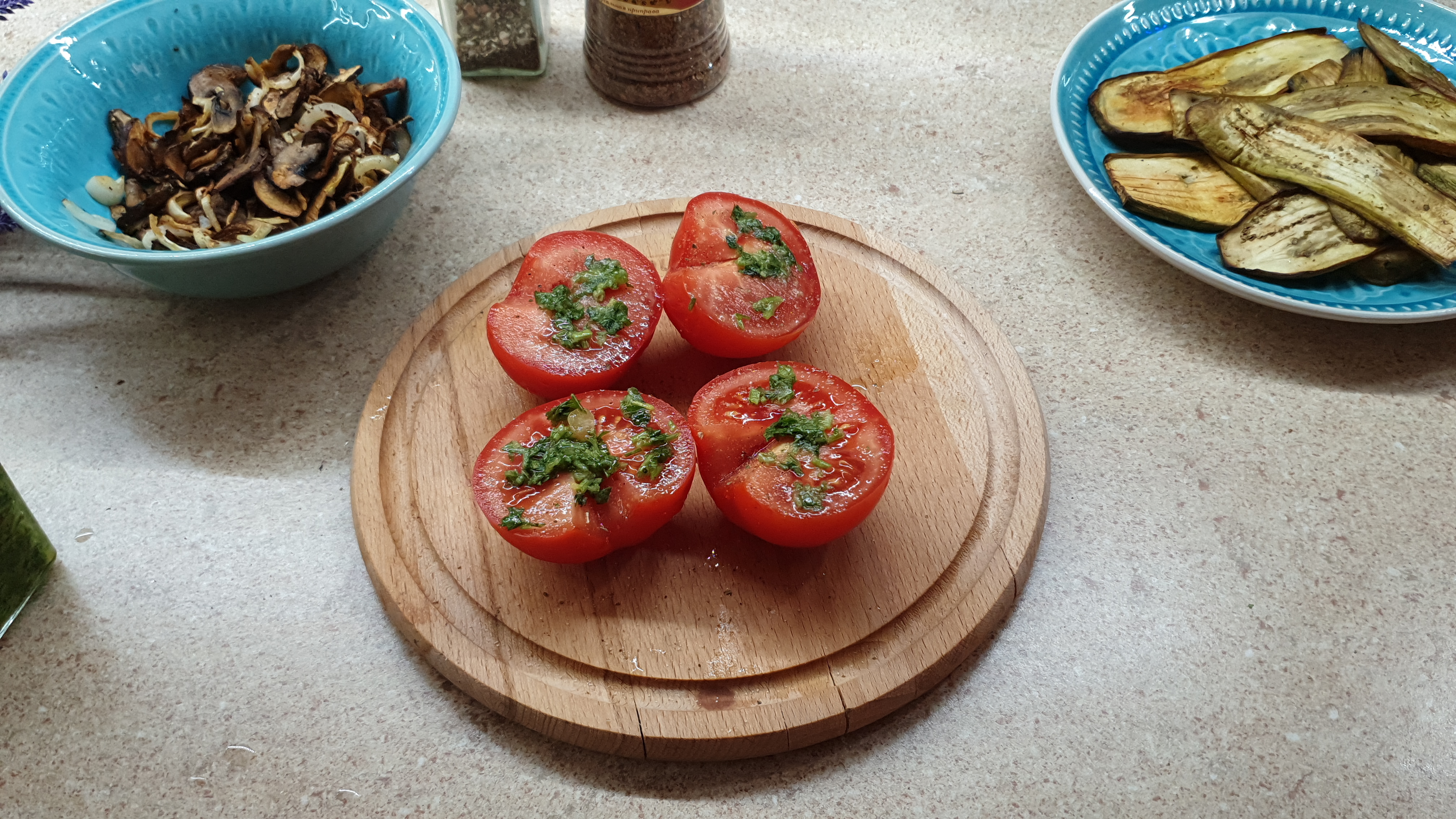 Салат из запеченных баклажанов и помидорами: шаг 3
