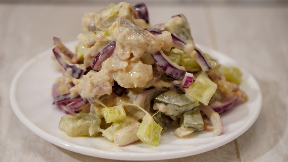 Фото к рецепту: Салат из копченой скумбрии с маринованными огурцами