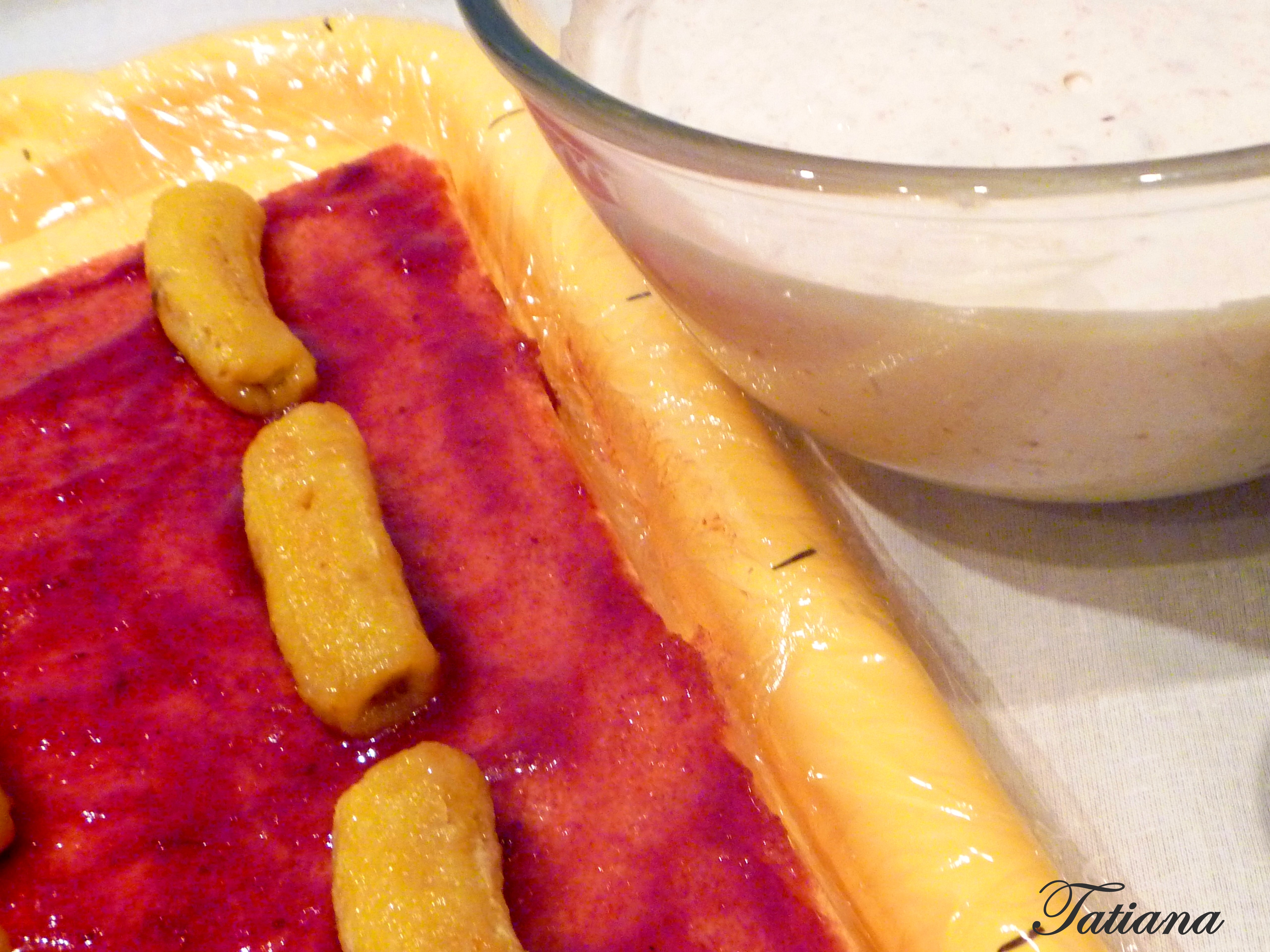 Пирожные бисквитные с йогуртово-сливочным кремом, клюквой и бананами: шаг 6