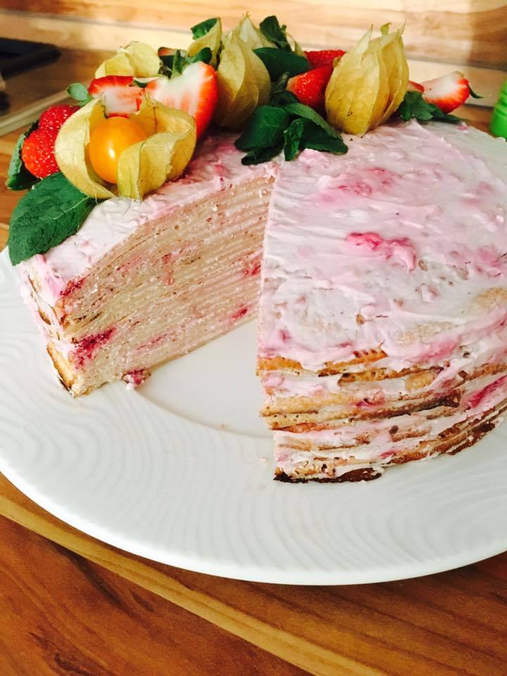 Фото к рецепту: Блинный торт с творожно-малиновым кремом