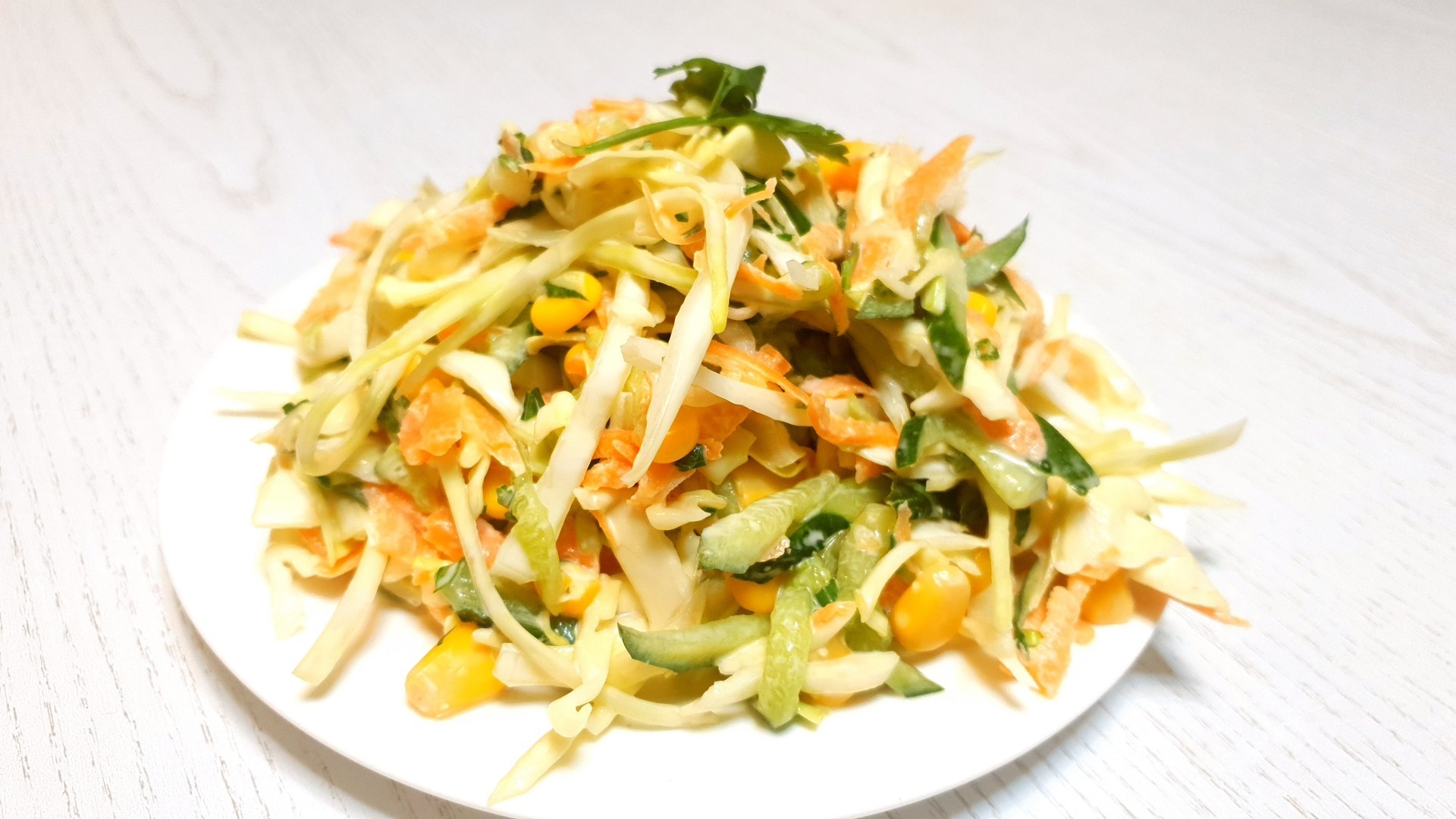 Фото к рецепту: Салат из свежей капусты и моркови
