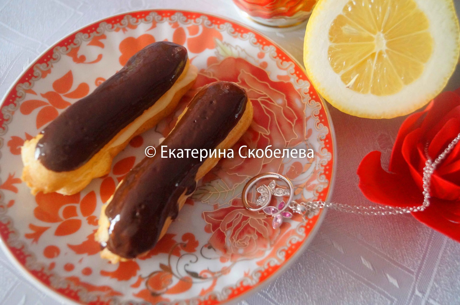 Фото к рецепту: Эклеры с воздушным творожной начинкой и глянцевой шоколадной глазурью