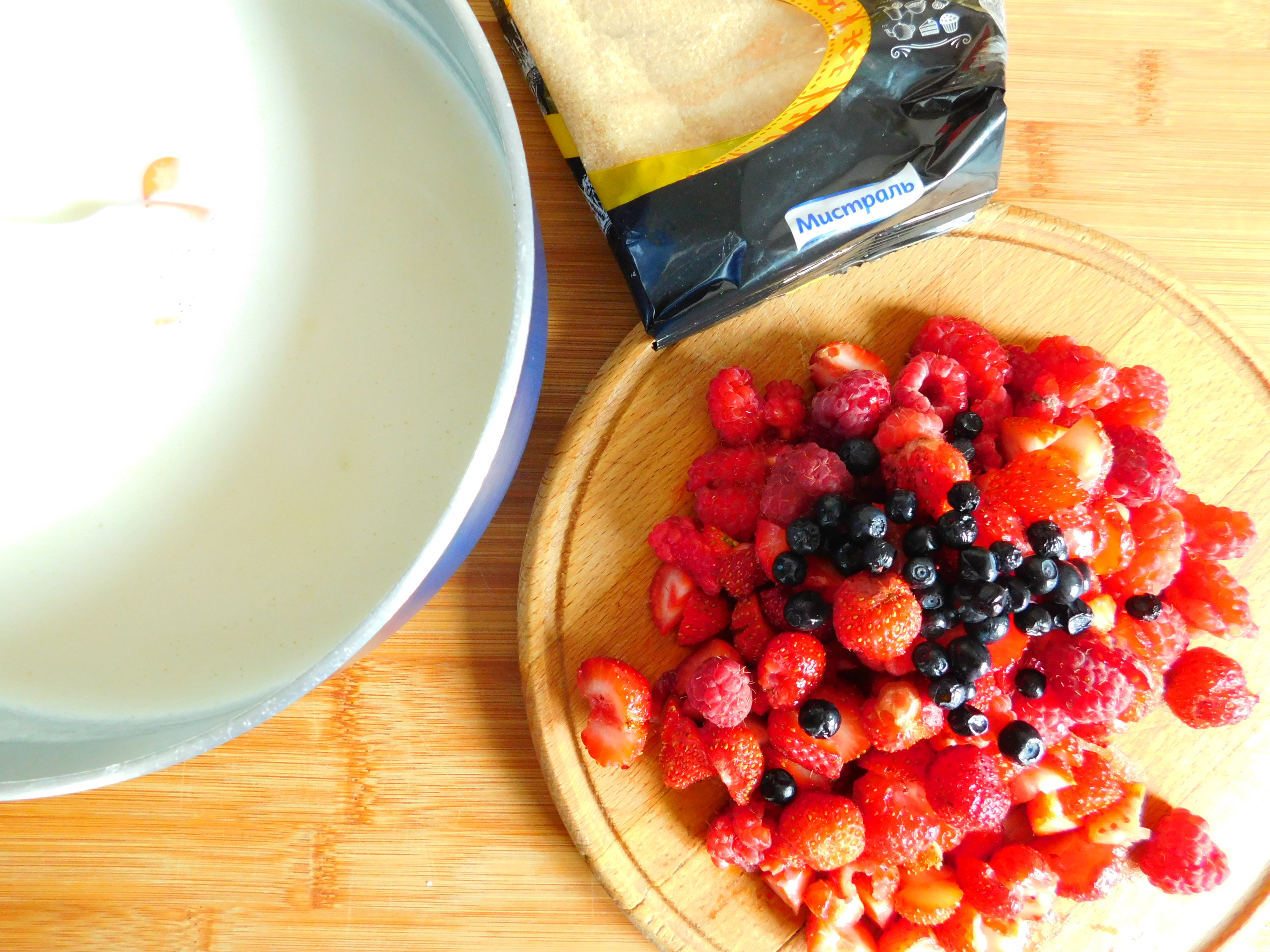 Молочно-сливочное желе с ягодами: шаг 2