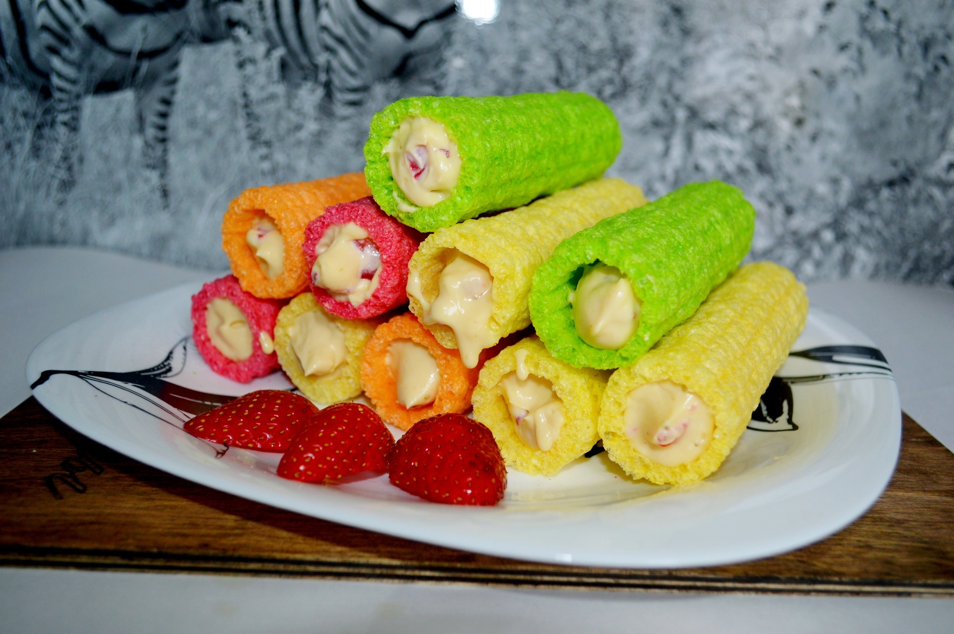 Фото к рецепту: Кукурузные трубочки с маскарпоне и клубникой