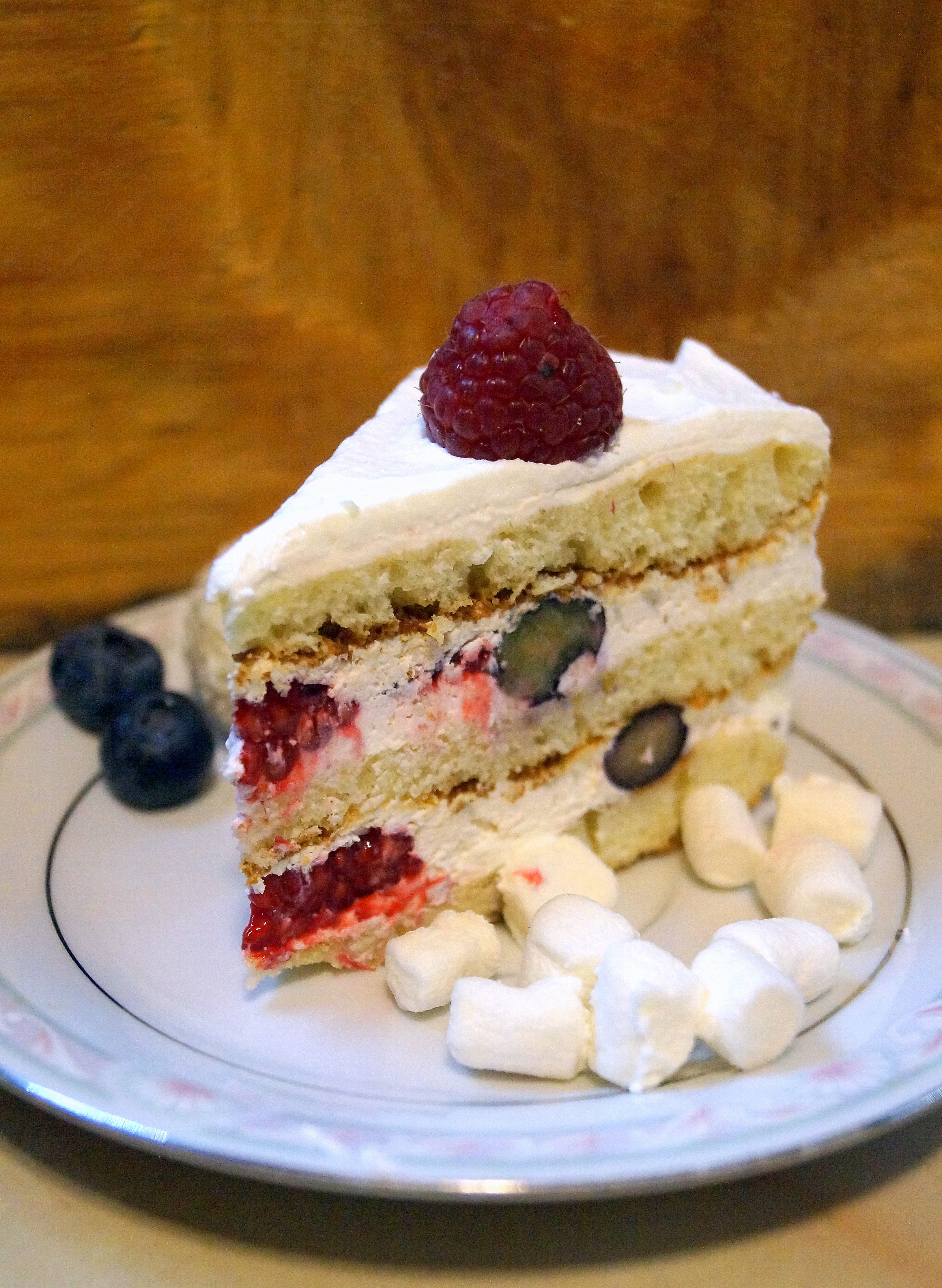 Торт молочная девочка со свежими ягодами и йогуртовым кремом.