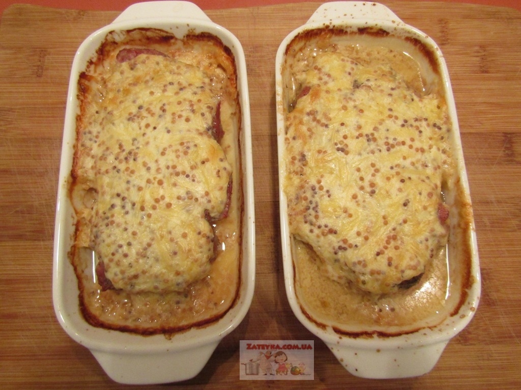 Фото к рецепту: Отбивные из свинины в духовке, в сметанной заливке с горчицей и сыром