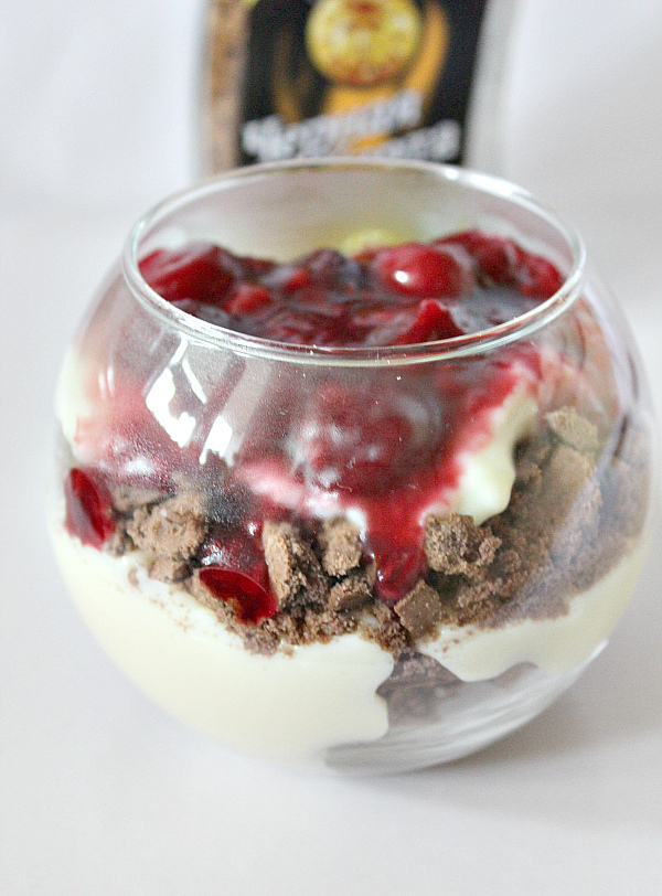 Фото к рецепту: Десерт из шоколадного печения, ванильного пудинга и ягод