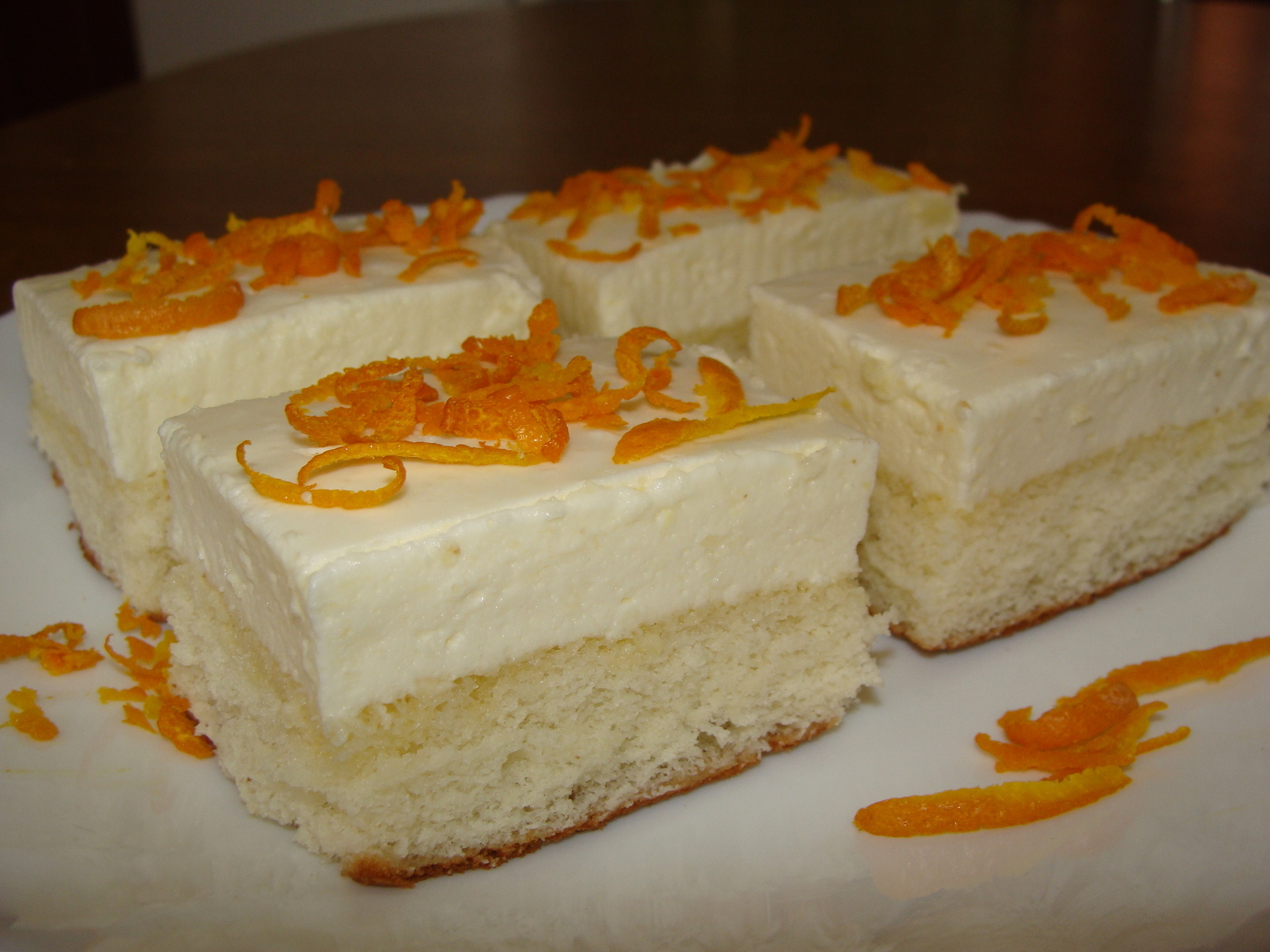 Фото к рецепту: Бисквитное пирожное с апельсиновым суфле