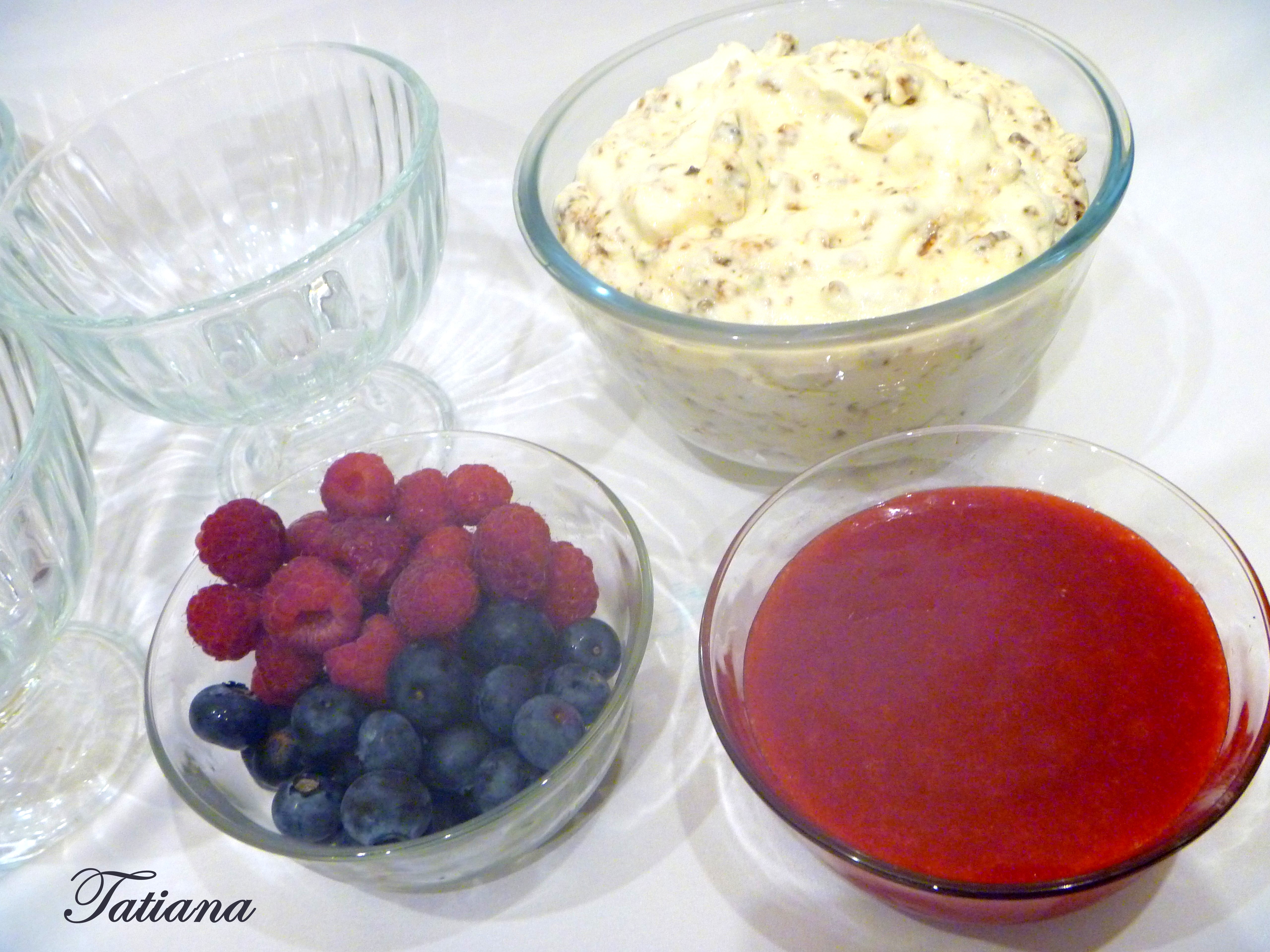 Десерт творожный с грильяжными хлопьями и ягодным соусом: шаг 5