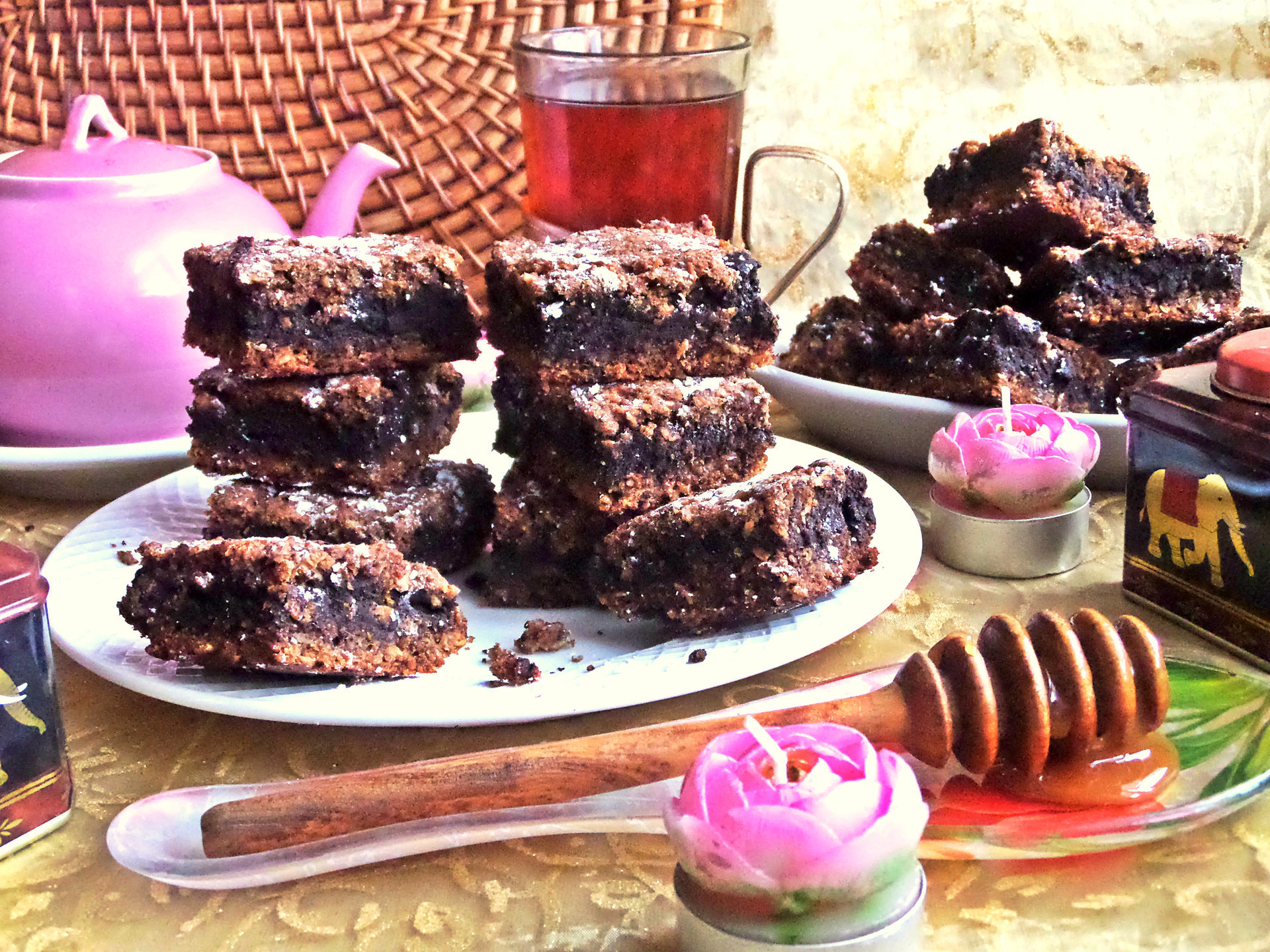 Фото к рецепту: Овсяные пирожные с шоколадной прослойкой