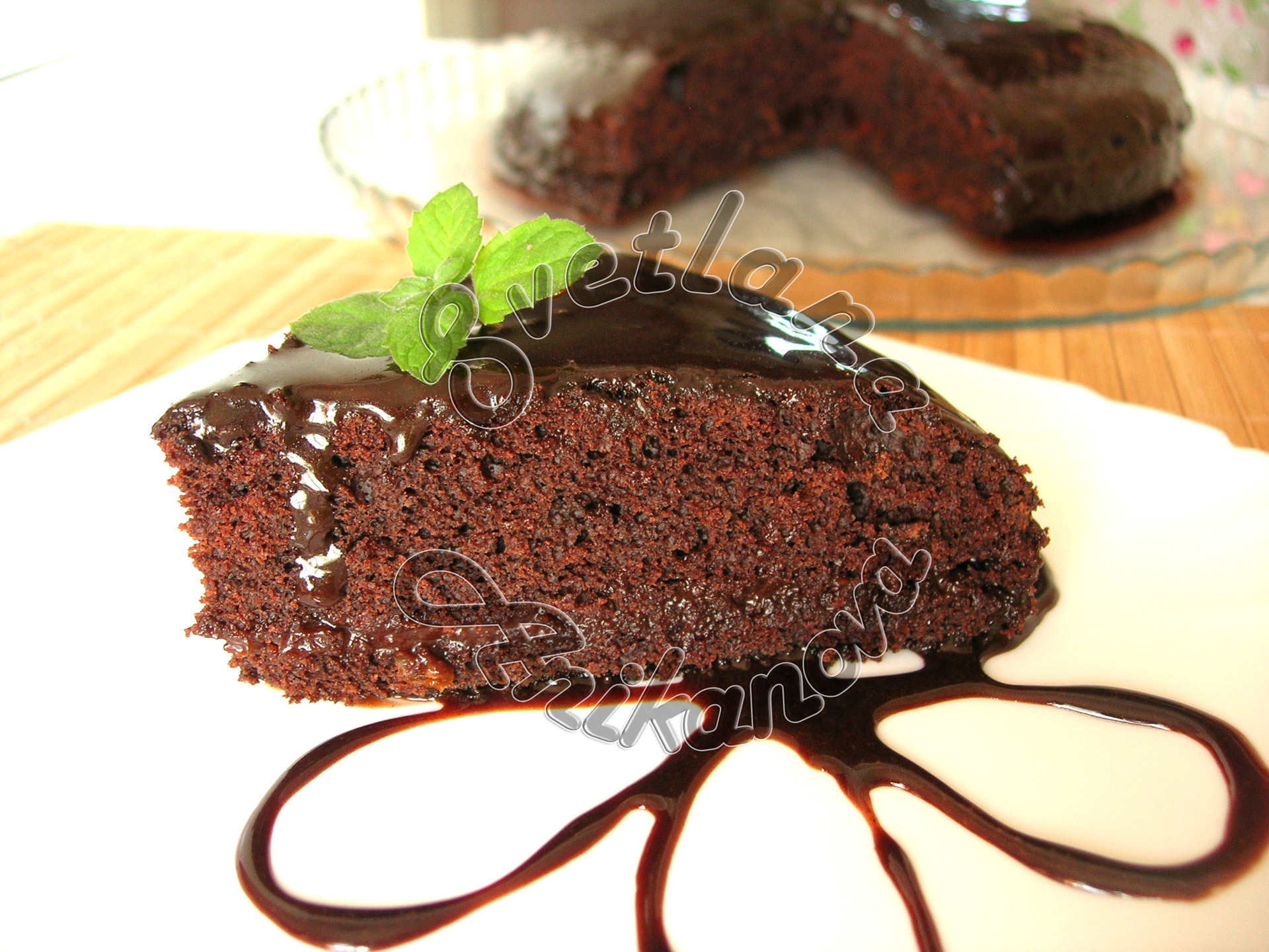 Фото к рецепту: Влажный шоколадный торт без яиц