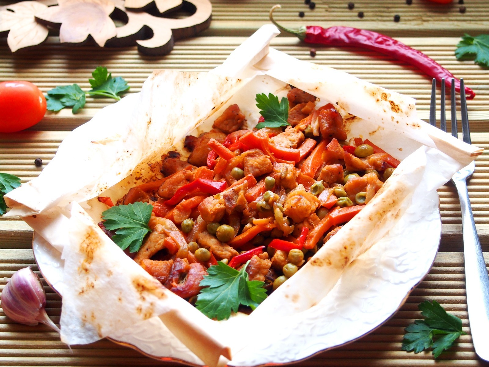 Фото к рецепту: Мясо с овощами в пергаменте
