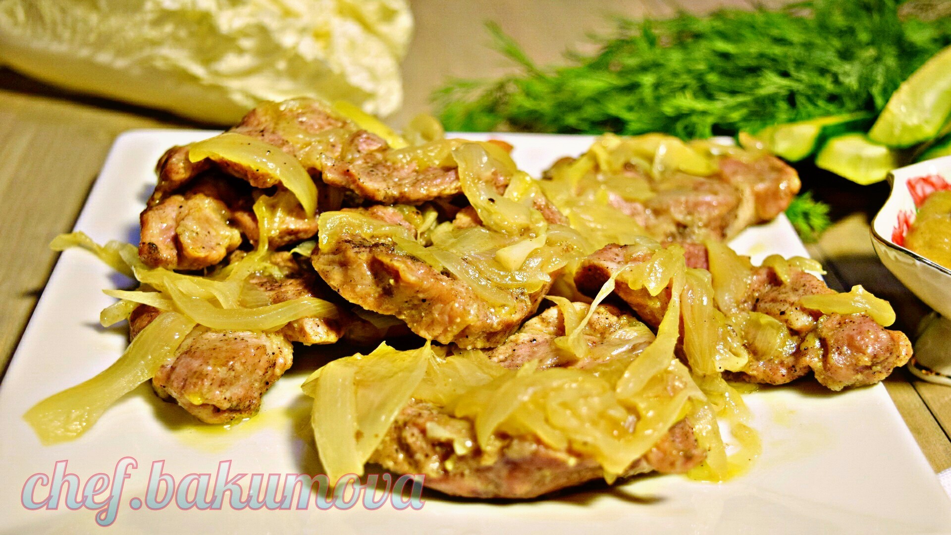 Фото к рецепту: Мраморная свинина под луком. очень нежное и вкусное мясо. видео