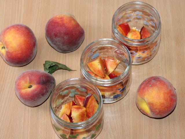 Десерт из персика и ягод: шаг 1