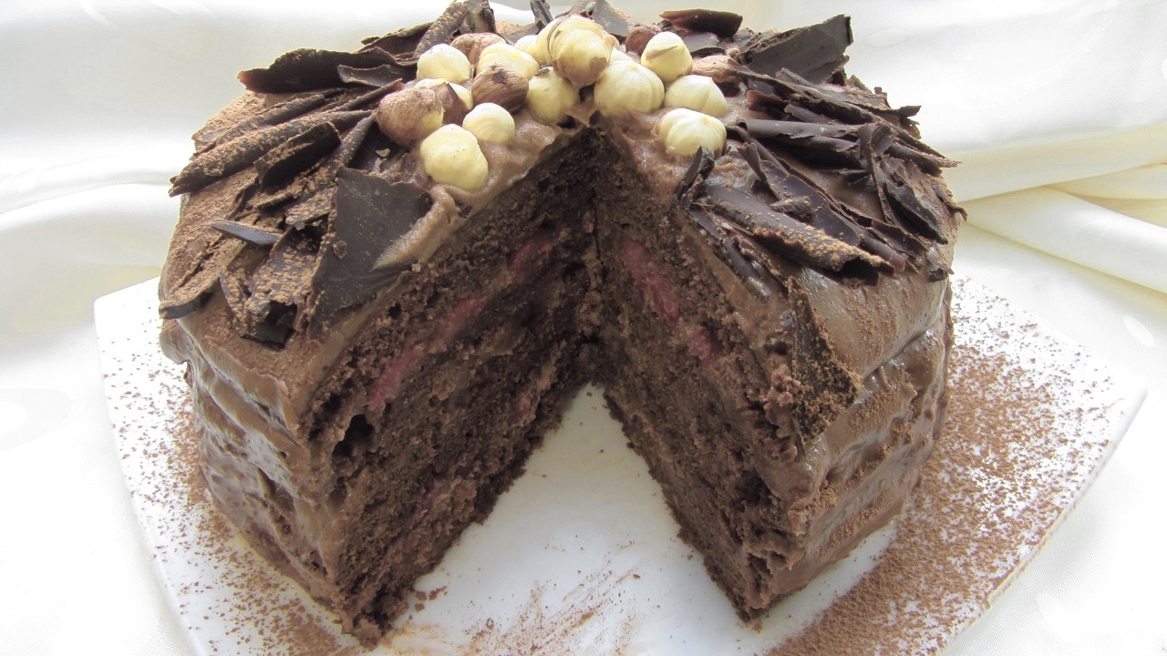 Фото к рецепту: шоколадный торт с лесными орехами