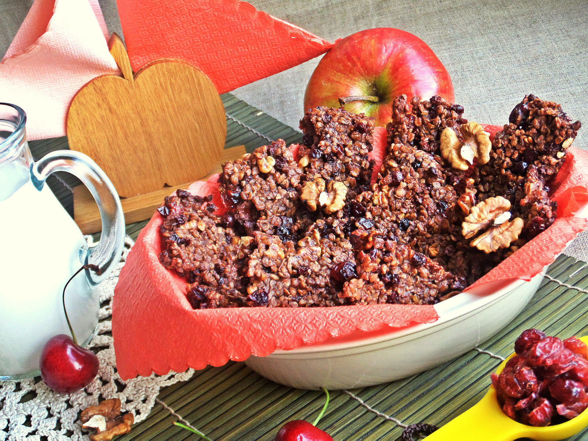 Фото к рецепту: Гречневые батончики с ягодами и орехами