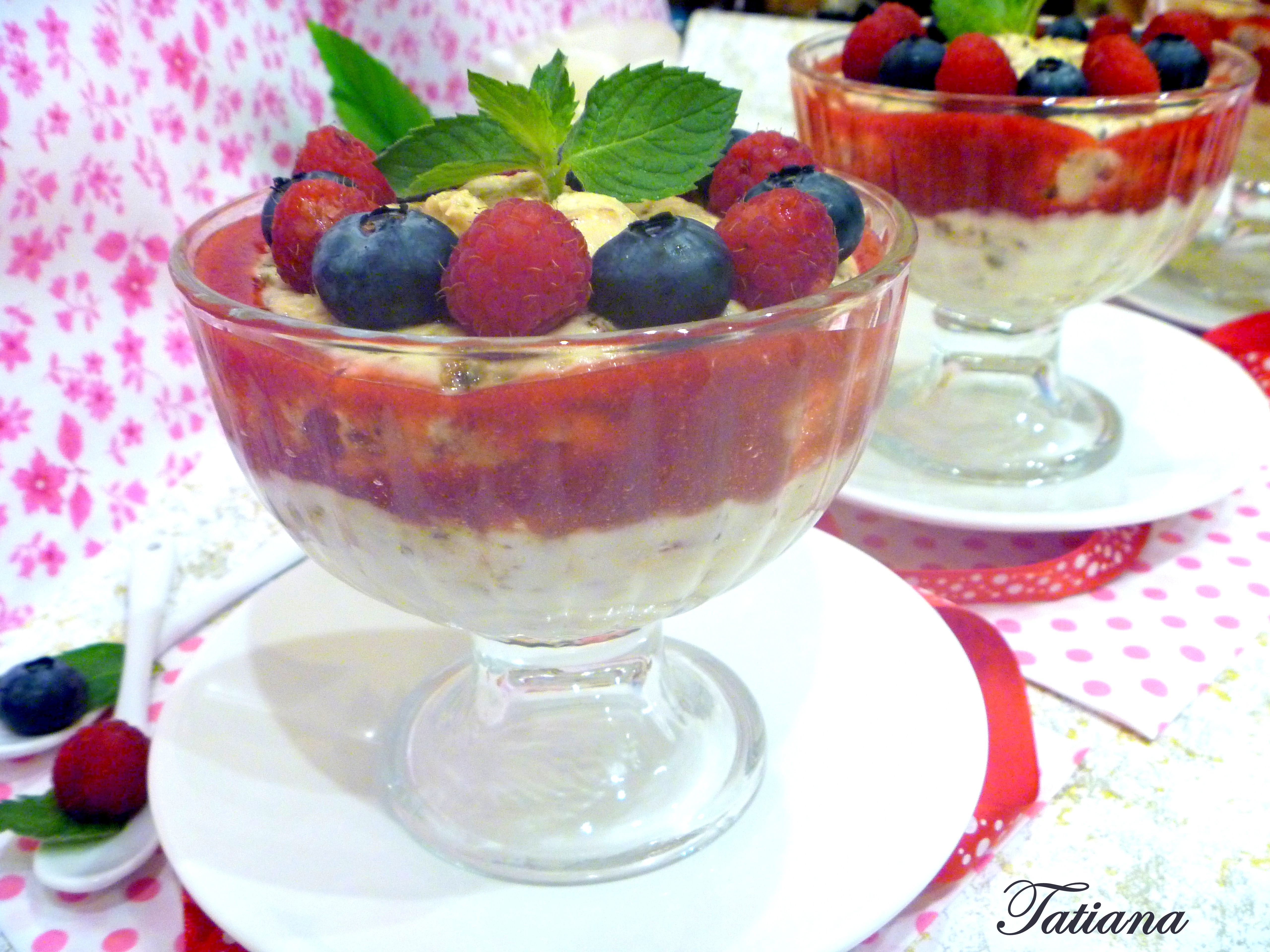 Десерт творожный с грильяжными хлопьями и ягодным соусом: шаг 6